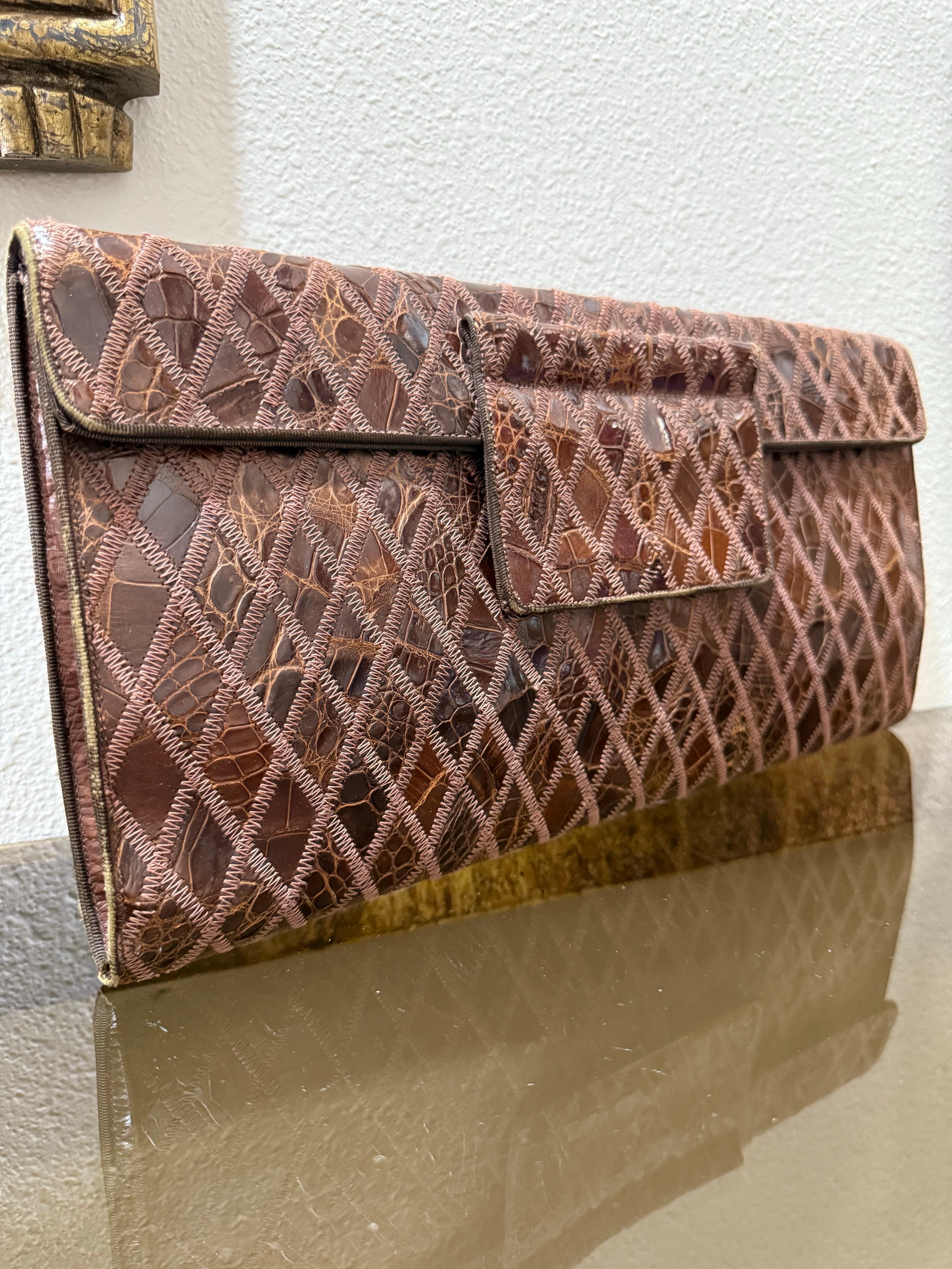 Marrone Favolosa busta con chiusura a linguetta in alligatore arlecchino marrone degli anni '40 in vendita