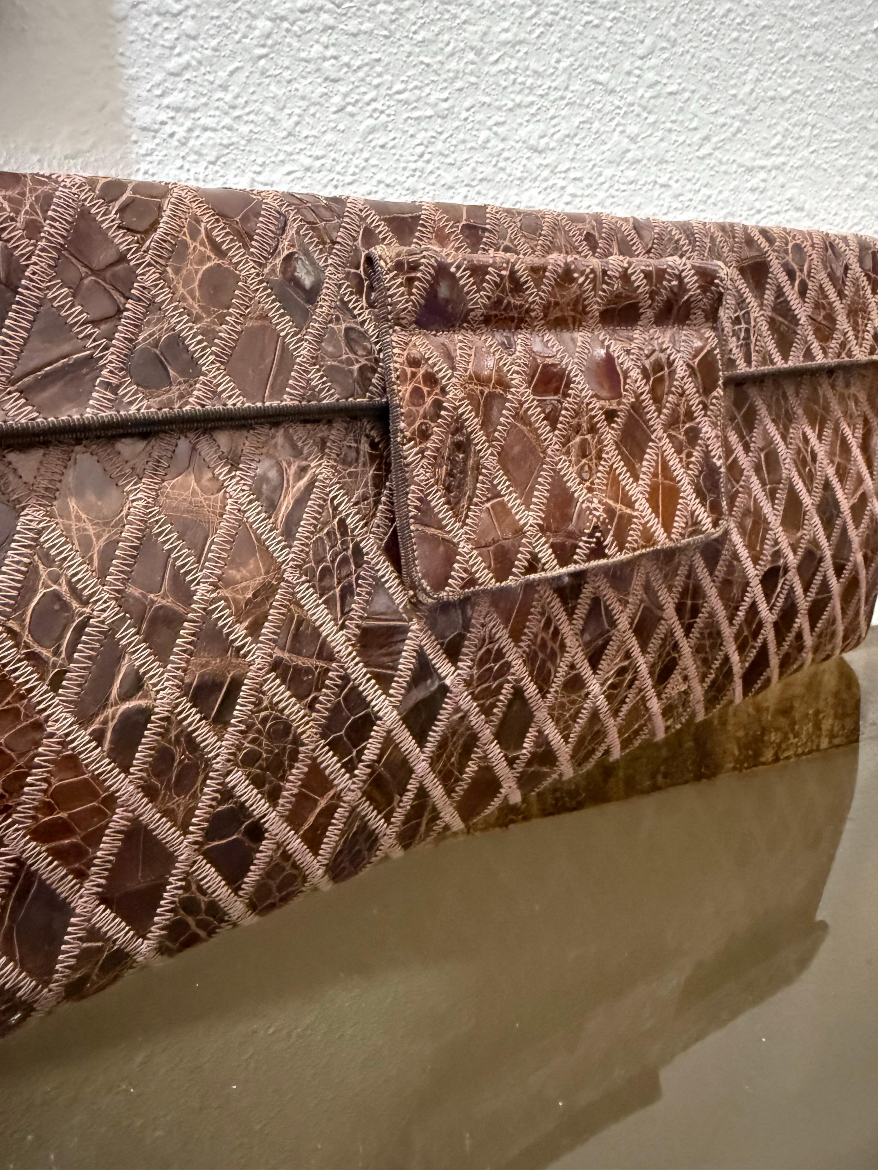 Donna Favolosa busta con chiusura a linguetta in alligatore arlecchino marrone degli anni '40 in vendita
