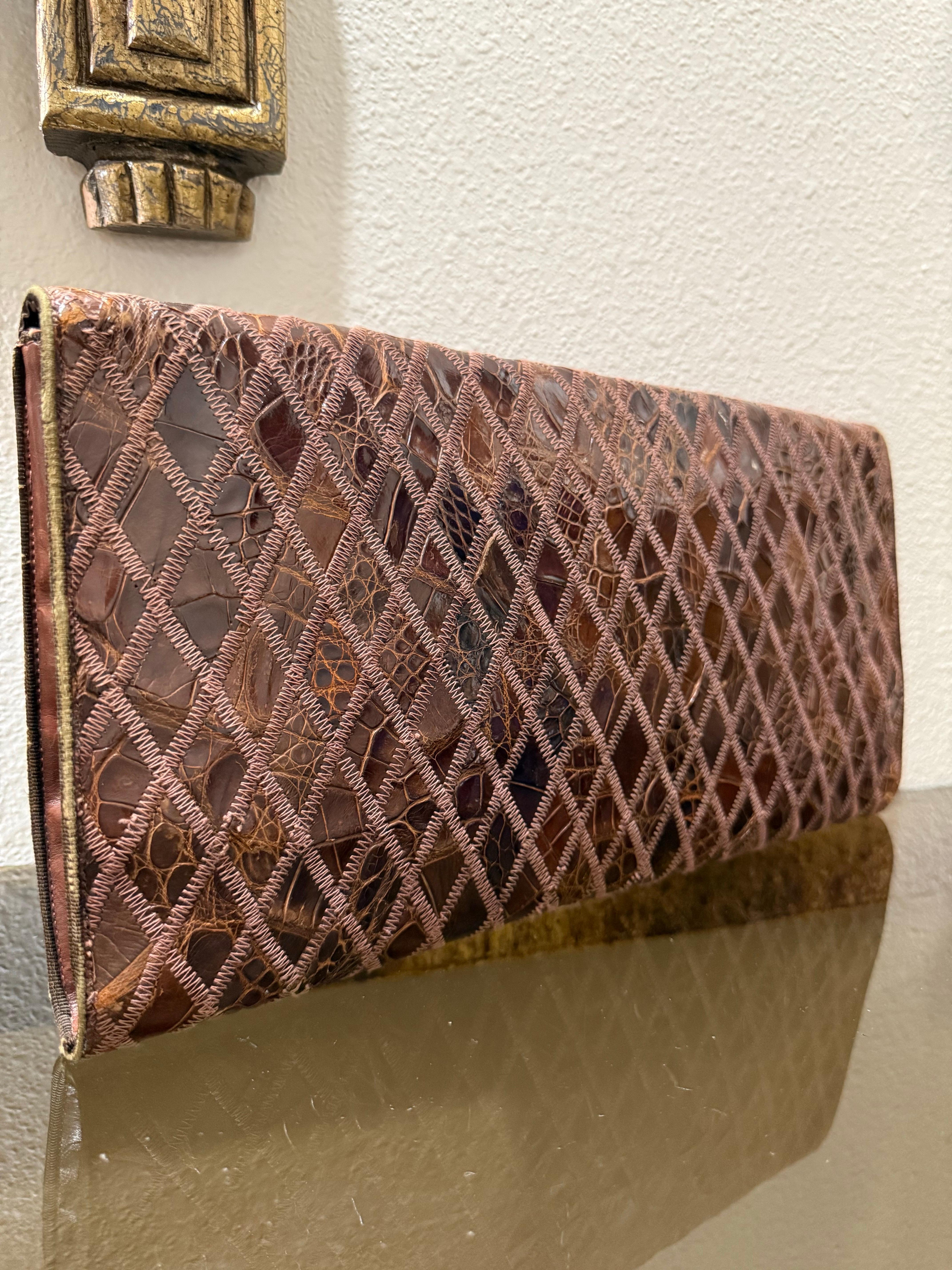 Favolosa busta con chiusura a linguetta in alligatore arlecchino marrone degli anni '40 in vendita 1
