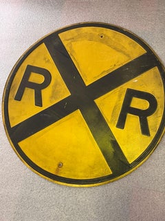 Fabuleux panneau de signalisation ferroviaire jaune en acier embossé déclassé des années 1950 30".