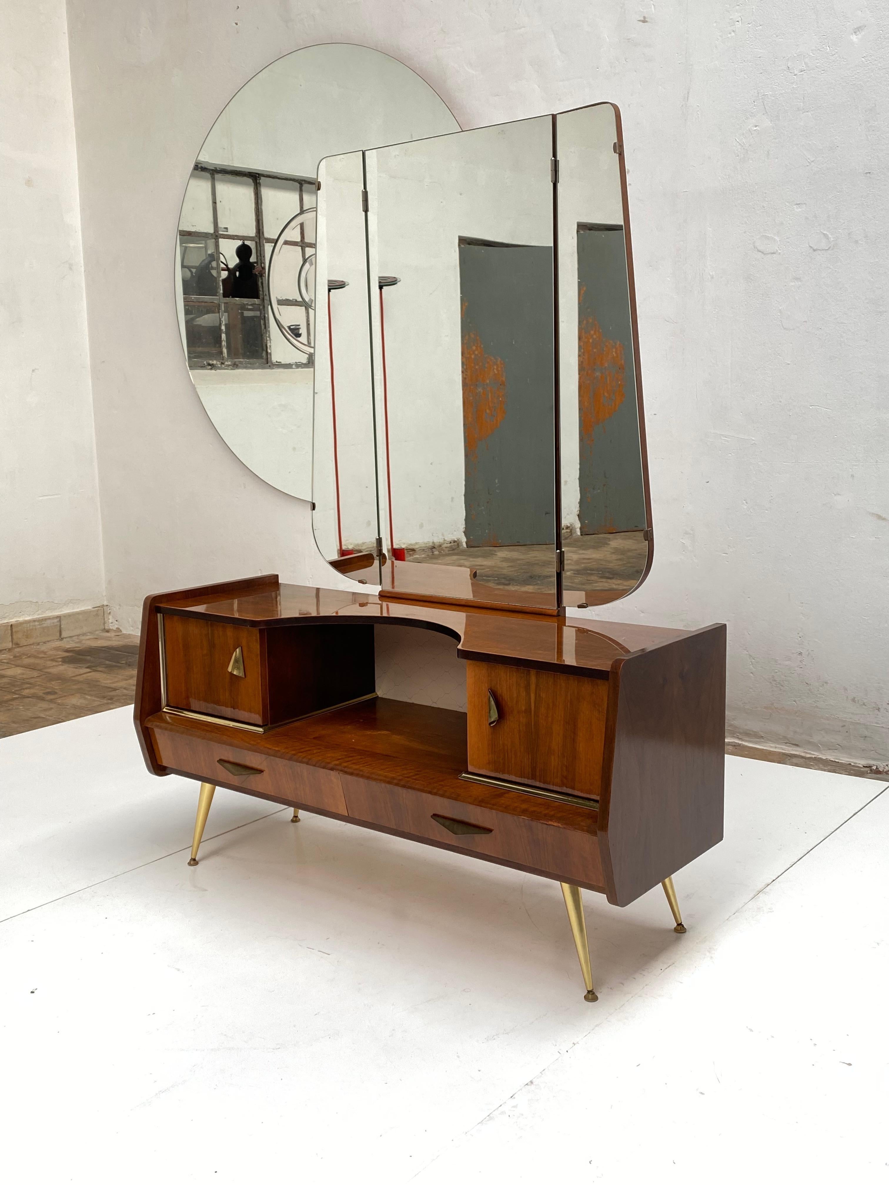 Favoloso tavolo da trucco Vanity a specchio degli anni '50 in mogano con dettagli in ottone 2
