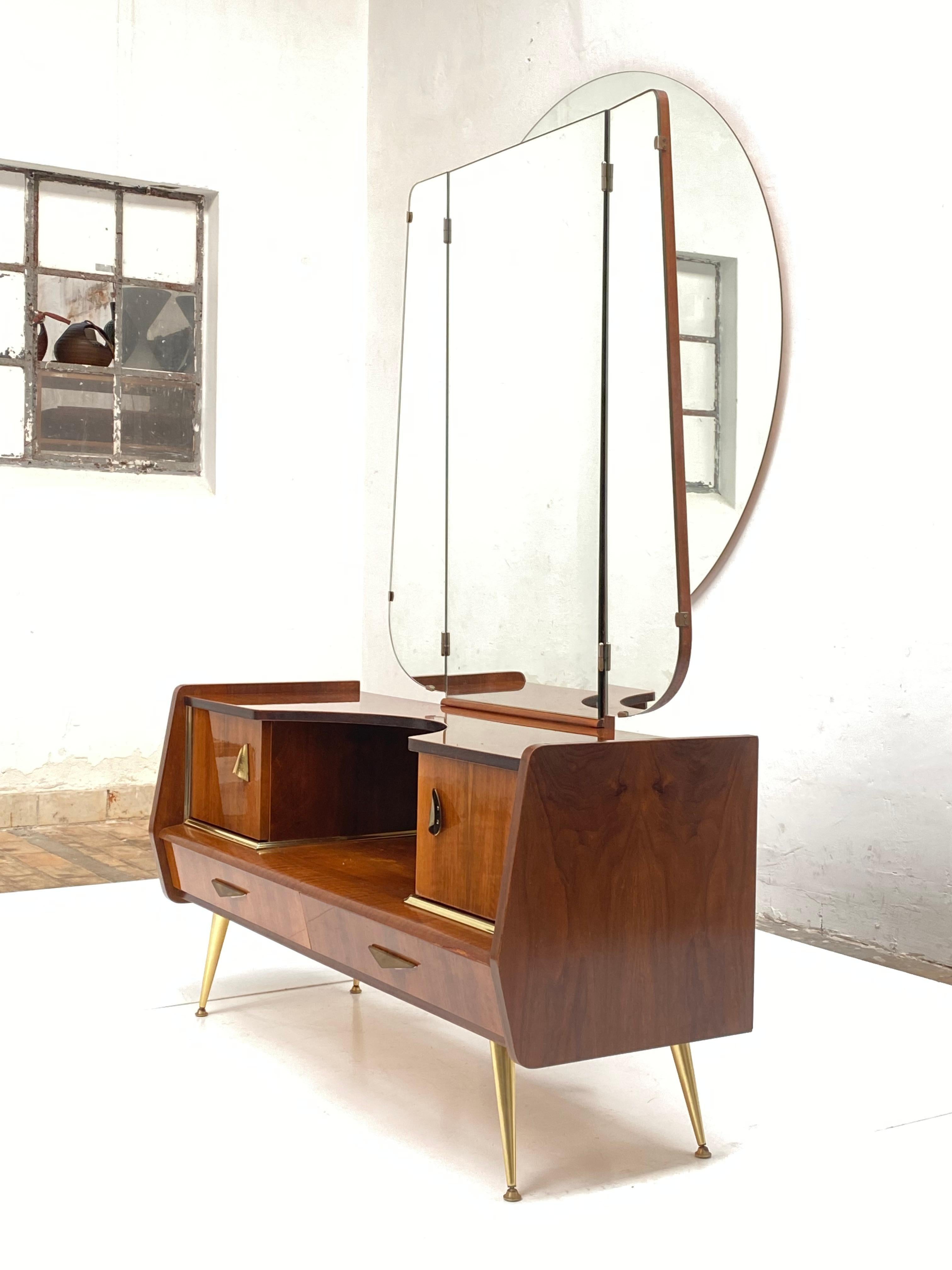 Favoloso tavolo da trucco Vanity a specchio degli anni '50 in mogano con dettagli in ottone 4