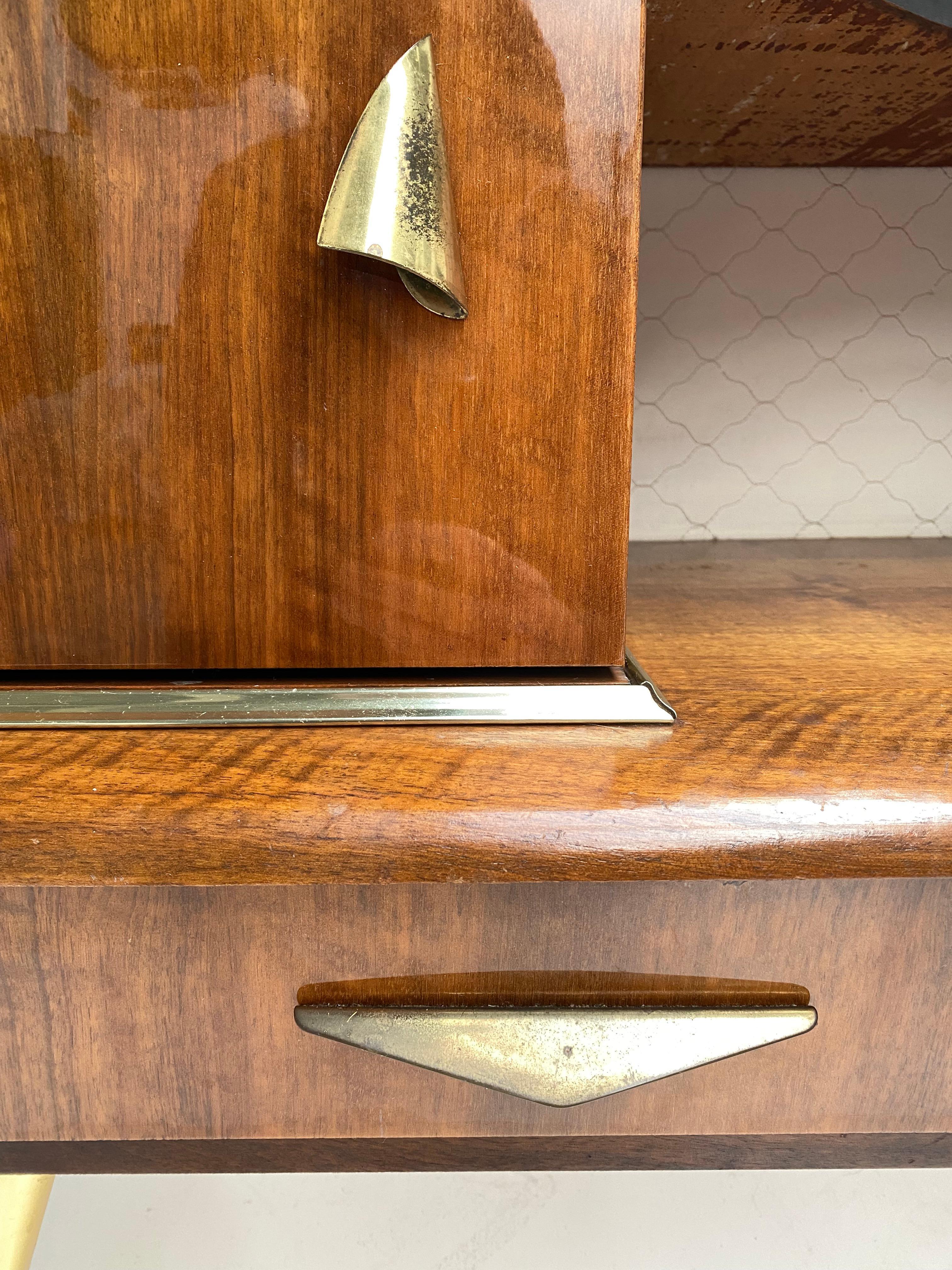 Favoloso tavolo da trucco Vanity a specchio degli anni '50 in mogano con dettagli in ottone 8