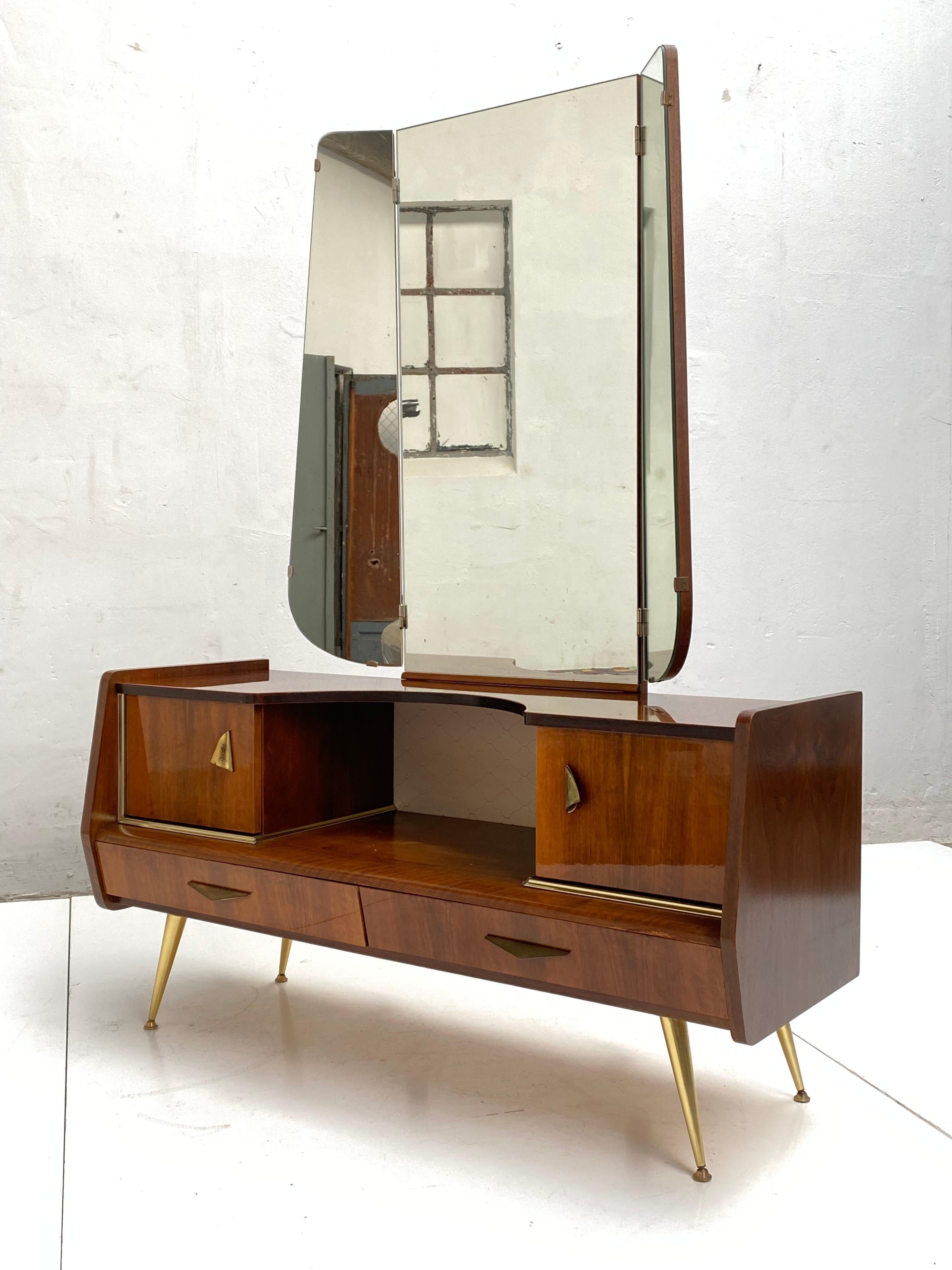 Favoloso tavolino da toilette degli anni '50 con specchio

Legno di mogano con finitura lucida, ferramenta e gambe in ottone.

 