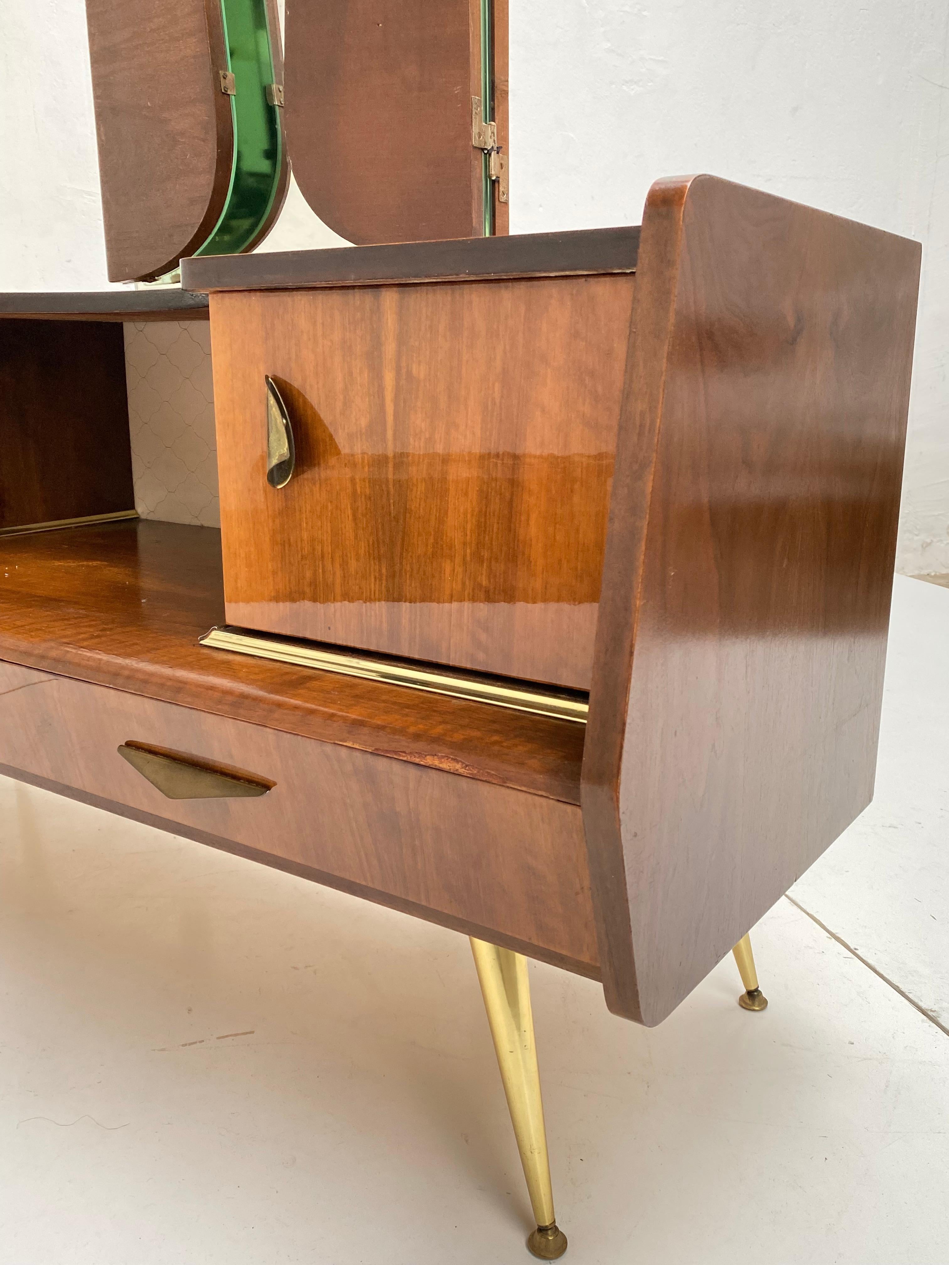 Mid-Century moderno Favoloso tavolo da trucco Vanity a specchio degli anni '50 in mogano con dettagli in ottone