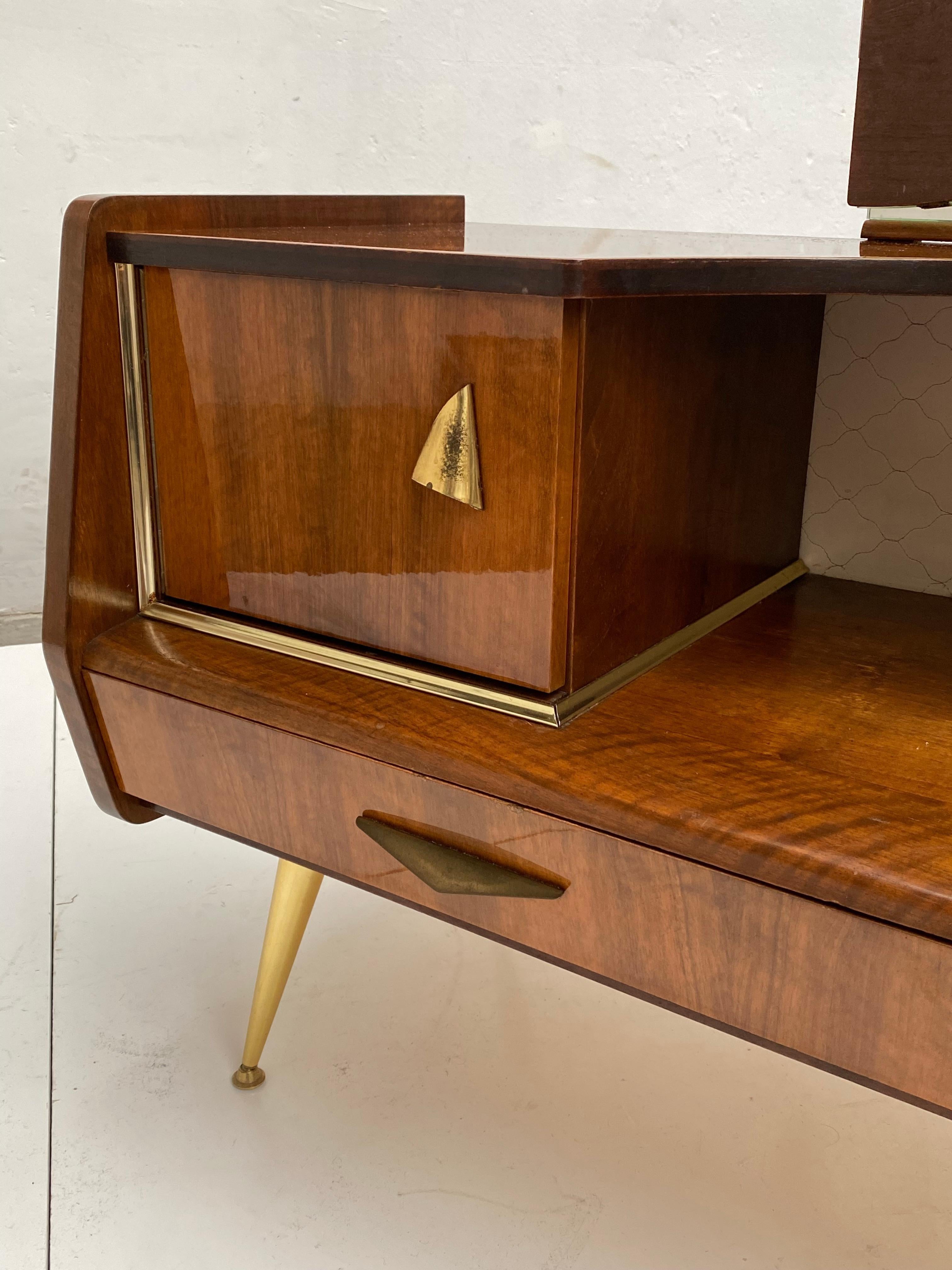 Impiallacciato Favoloso tavolo da trucco Vanity a specchio degli anni '50 in mogano con dettagli in ottone