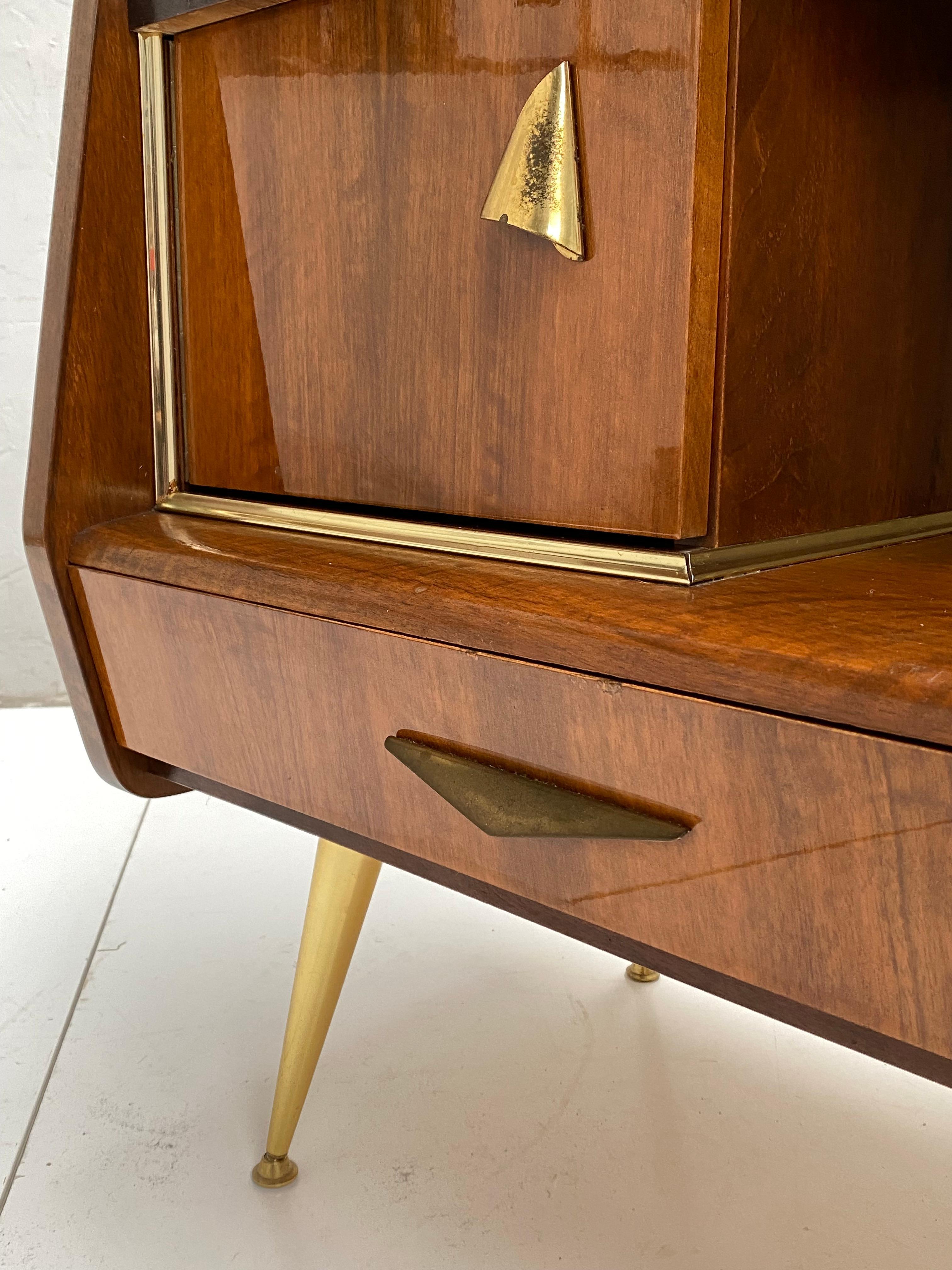Favoloso tavolo da trucco Vanity a specchio degli anni '50 in mogano con dettagli in ottone In condizioni buone a Bergen op Zoom, NL