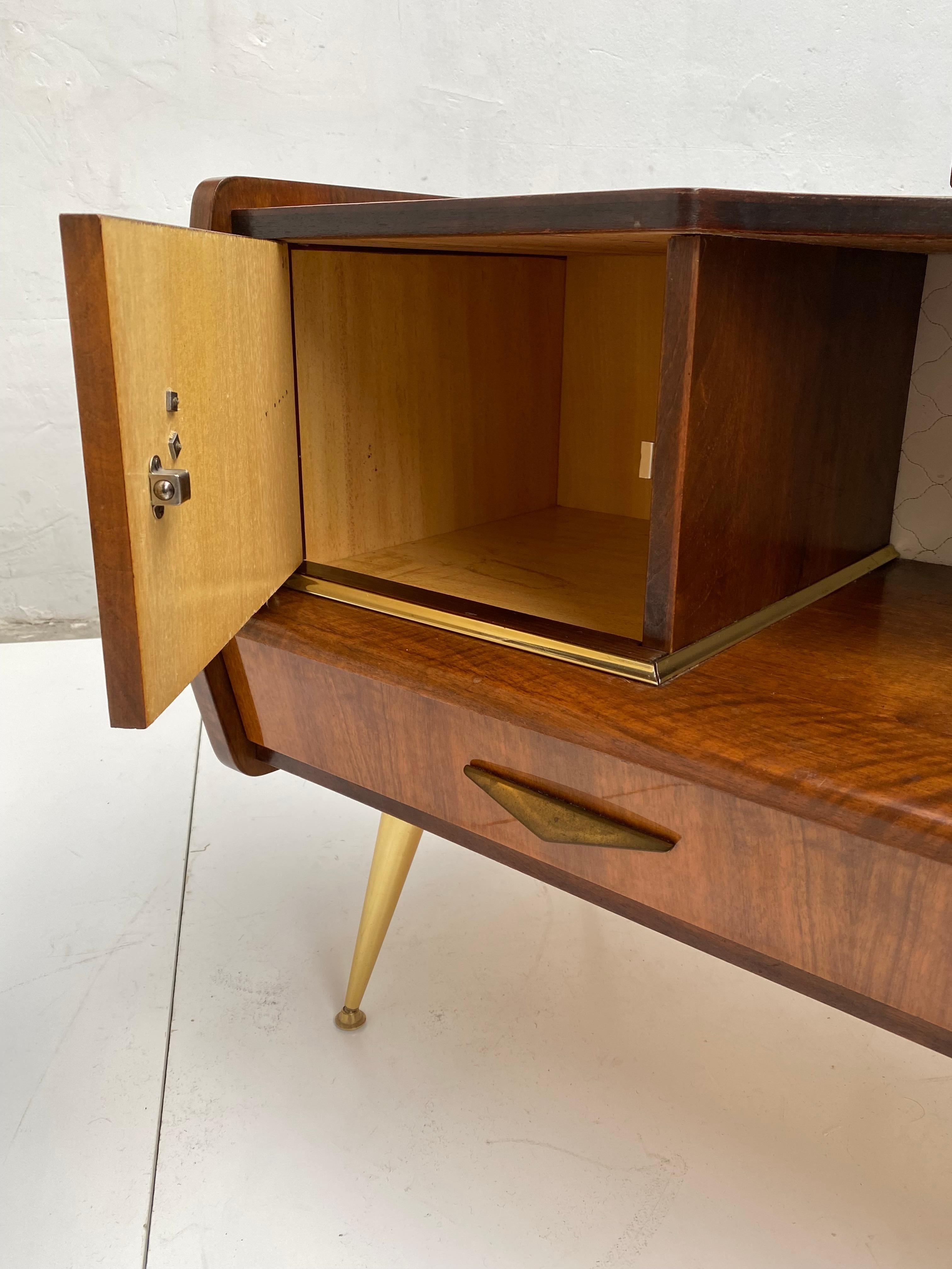 Ottone Favoloso tavolo da trucco Vanity a specchio degli anni '50 in mogano con dettagli in ottone