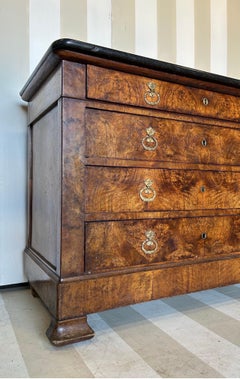 Fabelhafte französische Kommode aus Wurzelholz und Nussbaumholz mit schwarzer Marmorplatte aus dem 19. Jahrhundert