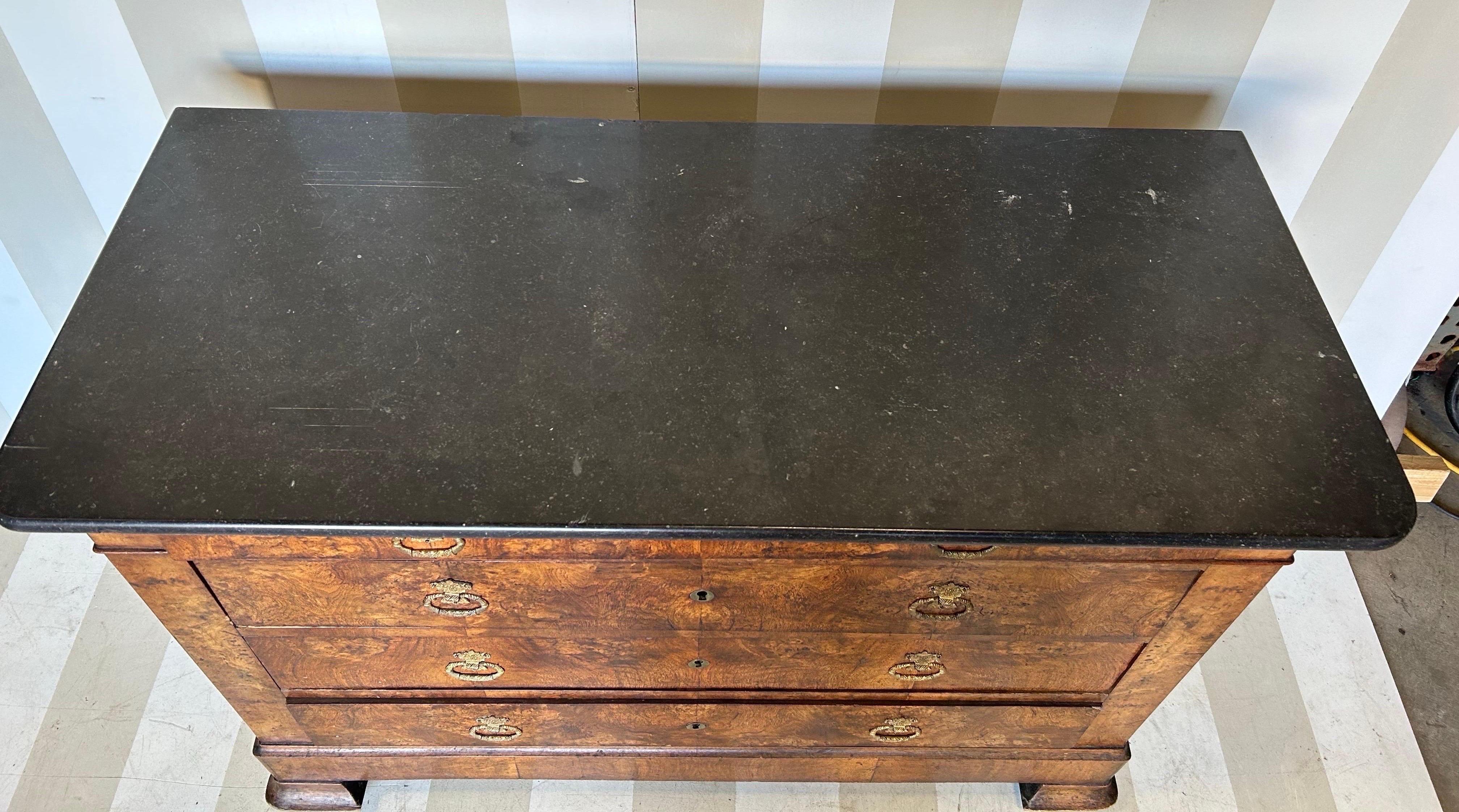 Favolosa cassettiera francese del XIX secolo in radica di noce con piano in marmo nero In condizioni buone in vendita a Richmond, VA