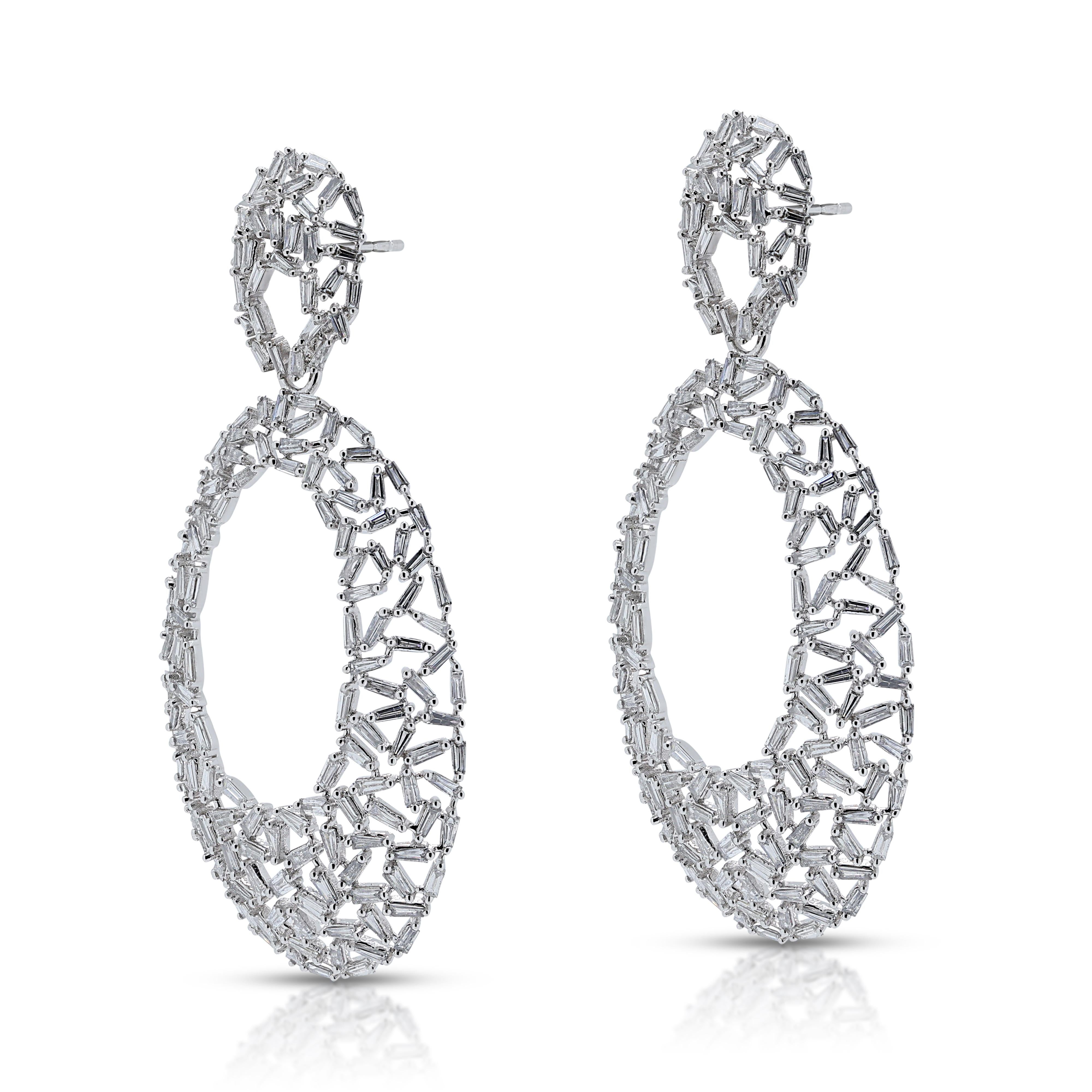 Fabulous 3.26ct Diamonds Drop Earrings in 18K White Gold In New Condition For Sale In רמת גן, IL