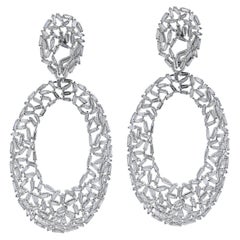 Fabuleuses boucles d'oreilles pendantes en or blanc 18 carats et diamants de 3,26 ct.