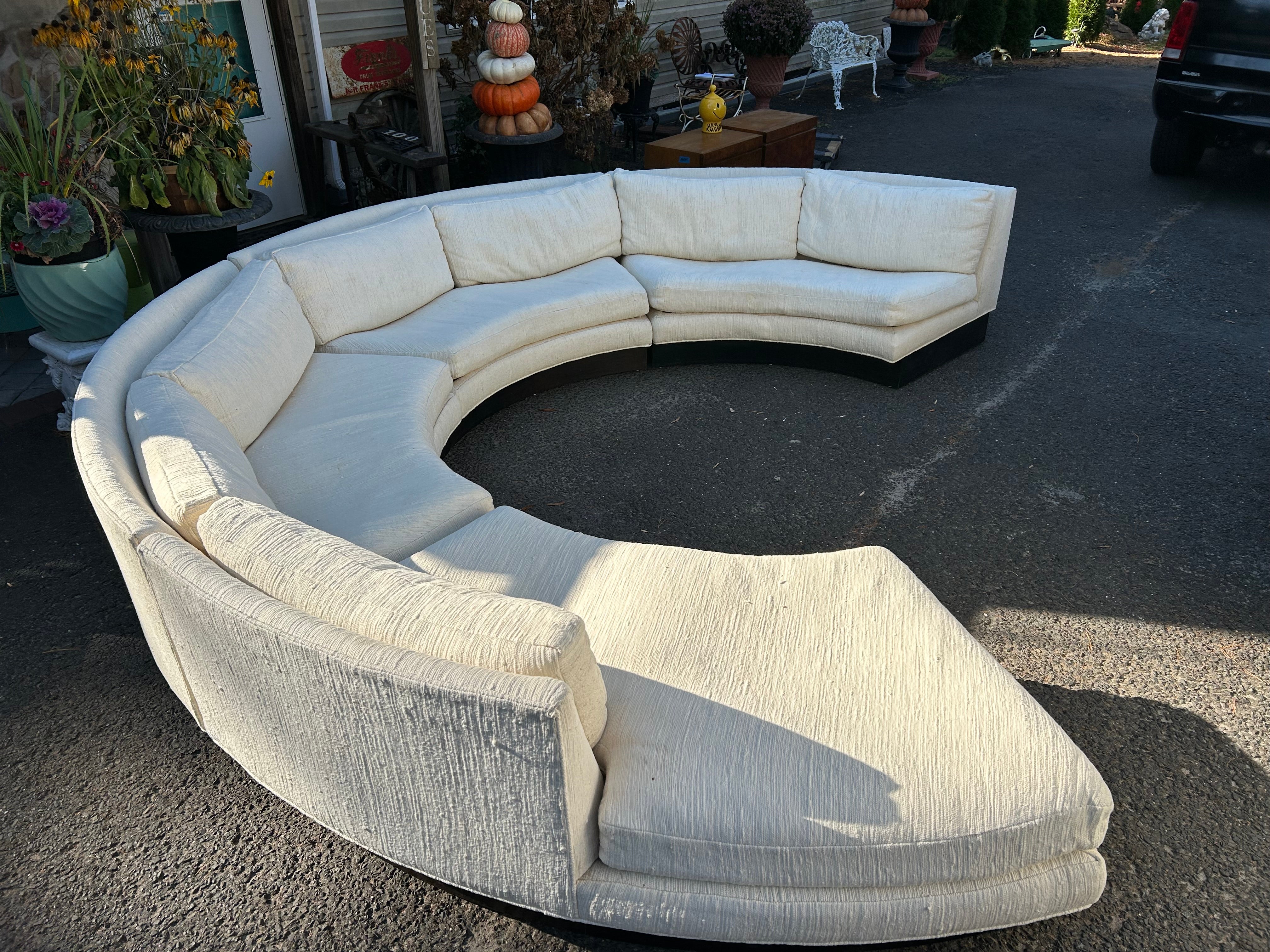 Fabuleux canapé sectionnel Erwin-Lambeth en 4 parties. Ce canapé sectionnel vintage est d'une qualité irréprochable, depuis les coussins d'assise remplis de duvet jusqu'à l'épais socle ébonisé, très élégant. Nous aimons la section ouverte d'un côté