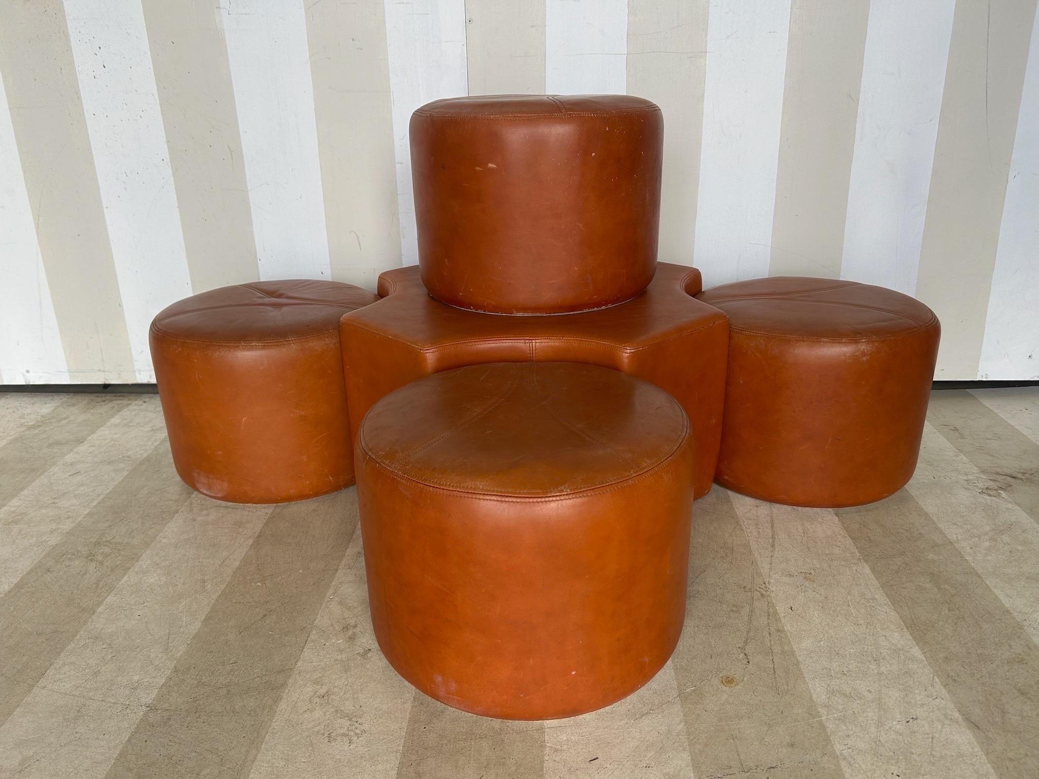 Grande set di 5 pezzi di pouf in pelle attribuito da Newel a Pierre Cardin. Ogni pouf ha un diametro di circa 15