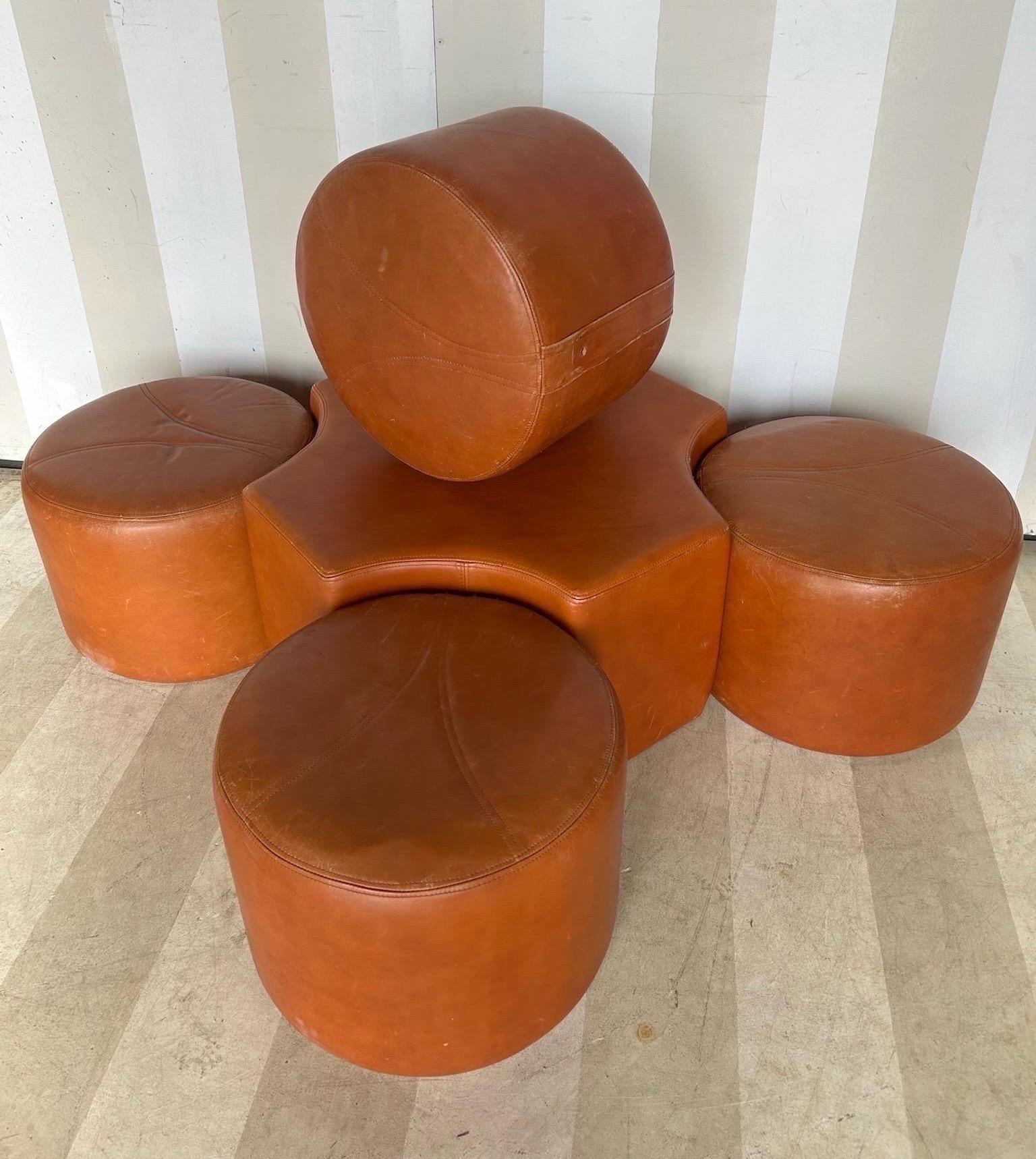 Favoloso set di 5 pouf in pelle attribuito a Pierre Cardin In condizioni buone in vendita a Richmond, VA