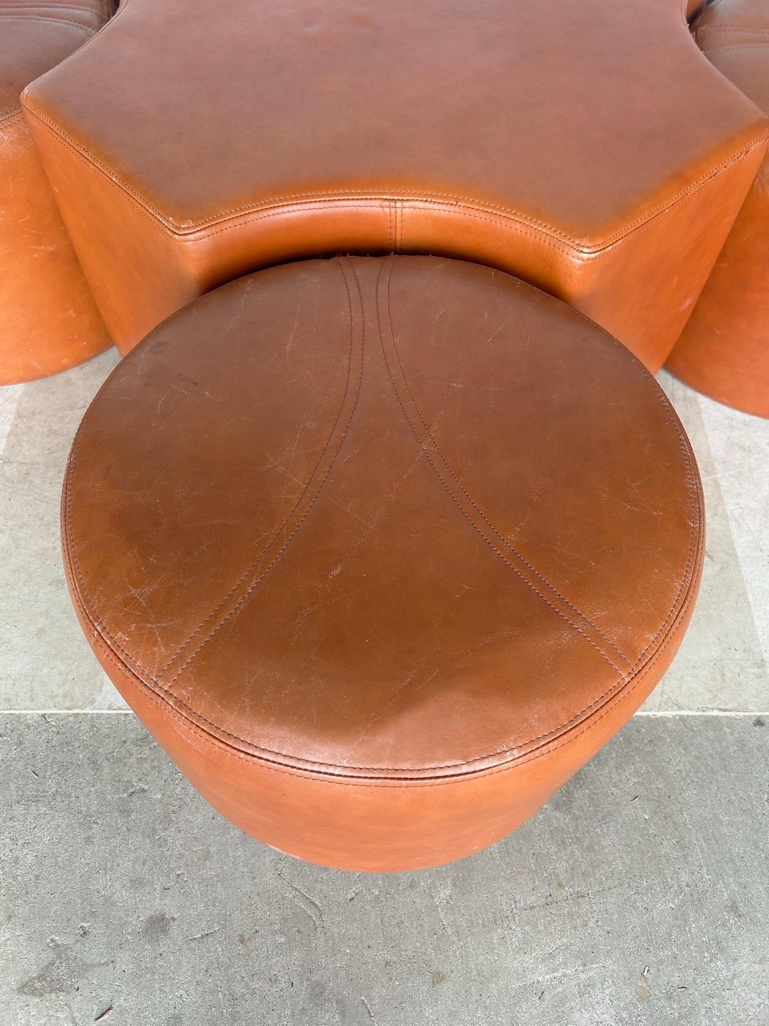 XX secolo Favoloso set di 5 pouf in pelle attribuito a Pierre Cardin in vendita