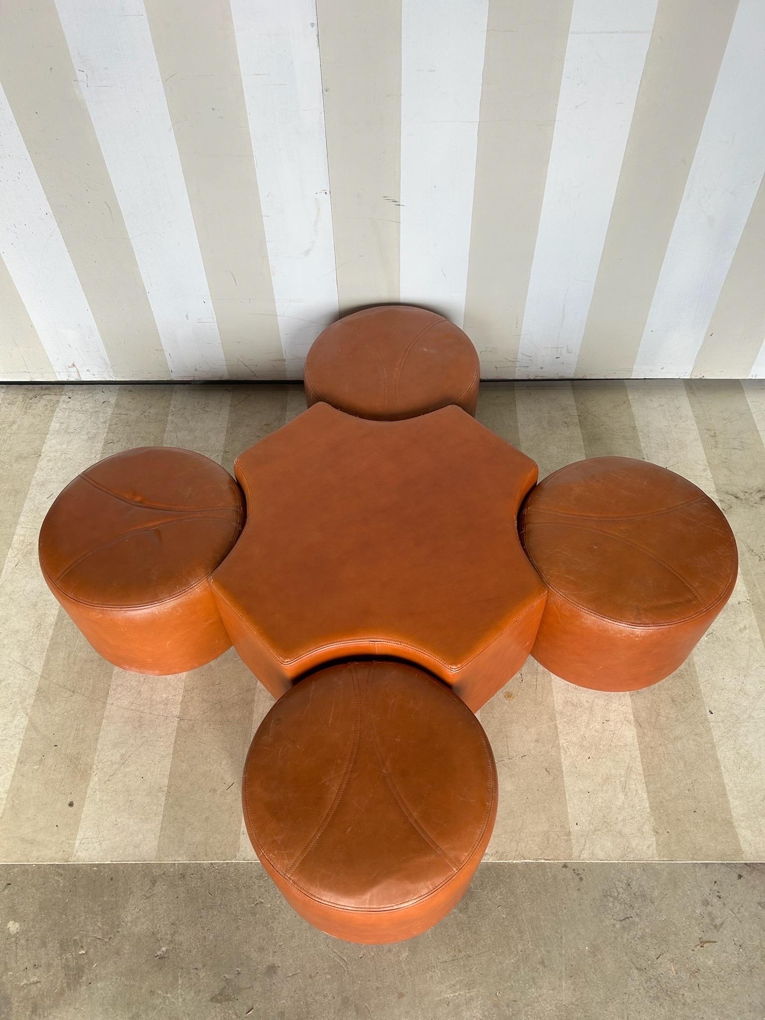 Pelle Favoloso set di 5 pouf in pelle attribuito a Pierre Cardin in vendita