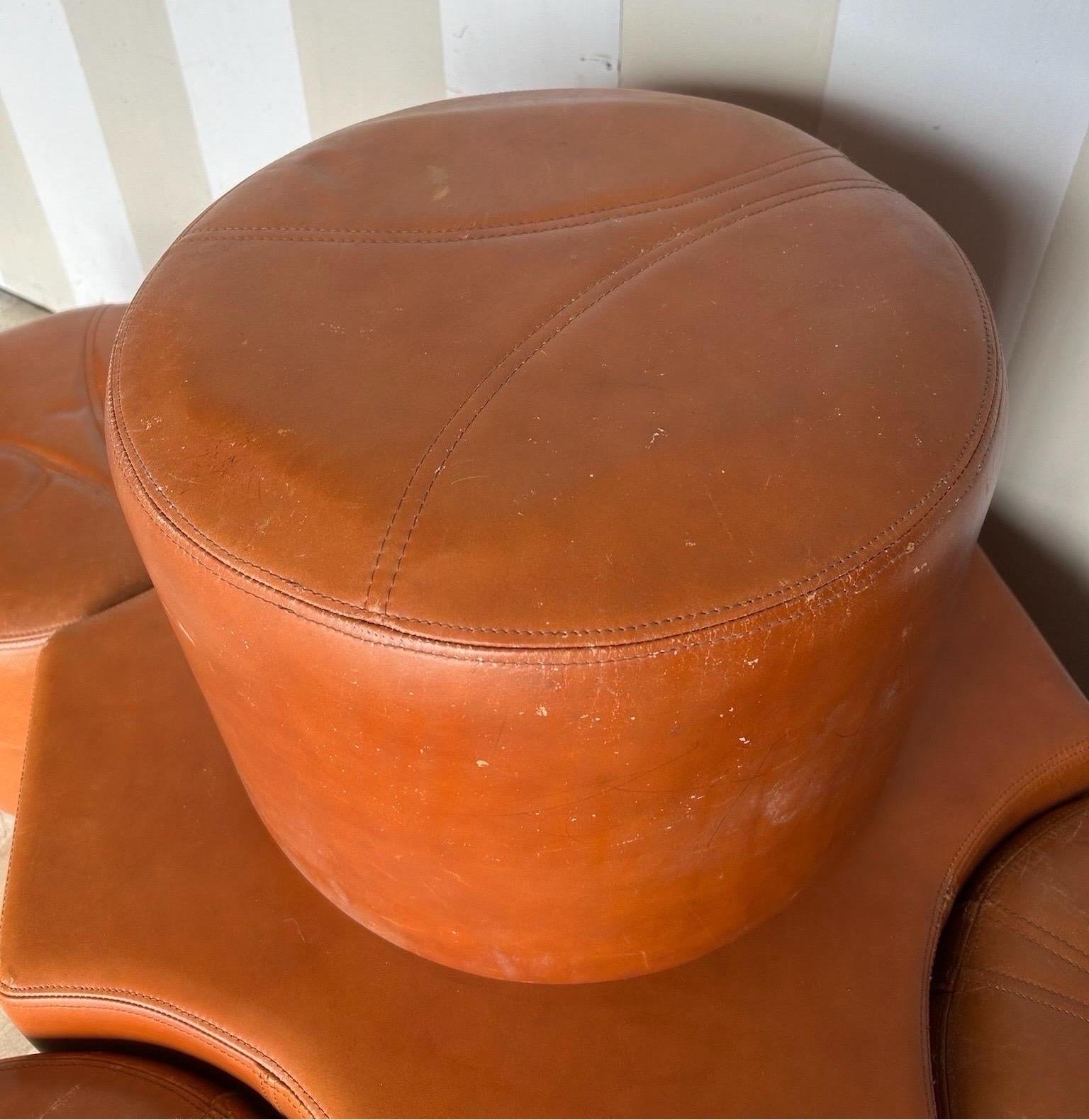 Favoloso set di 5 pouf in pelle attribuito a Pierre Cardin in vendita 1