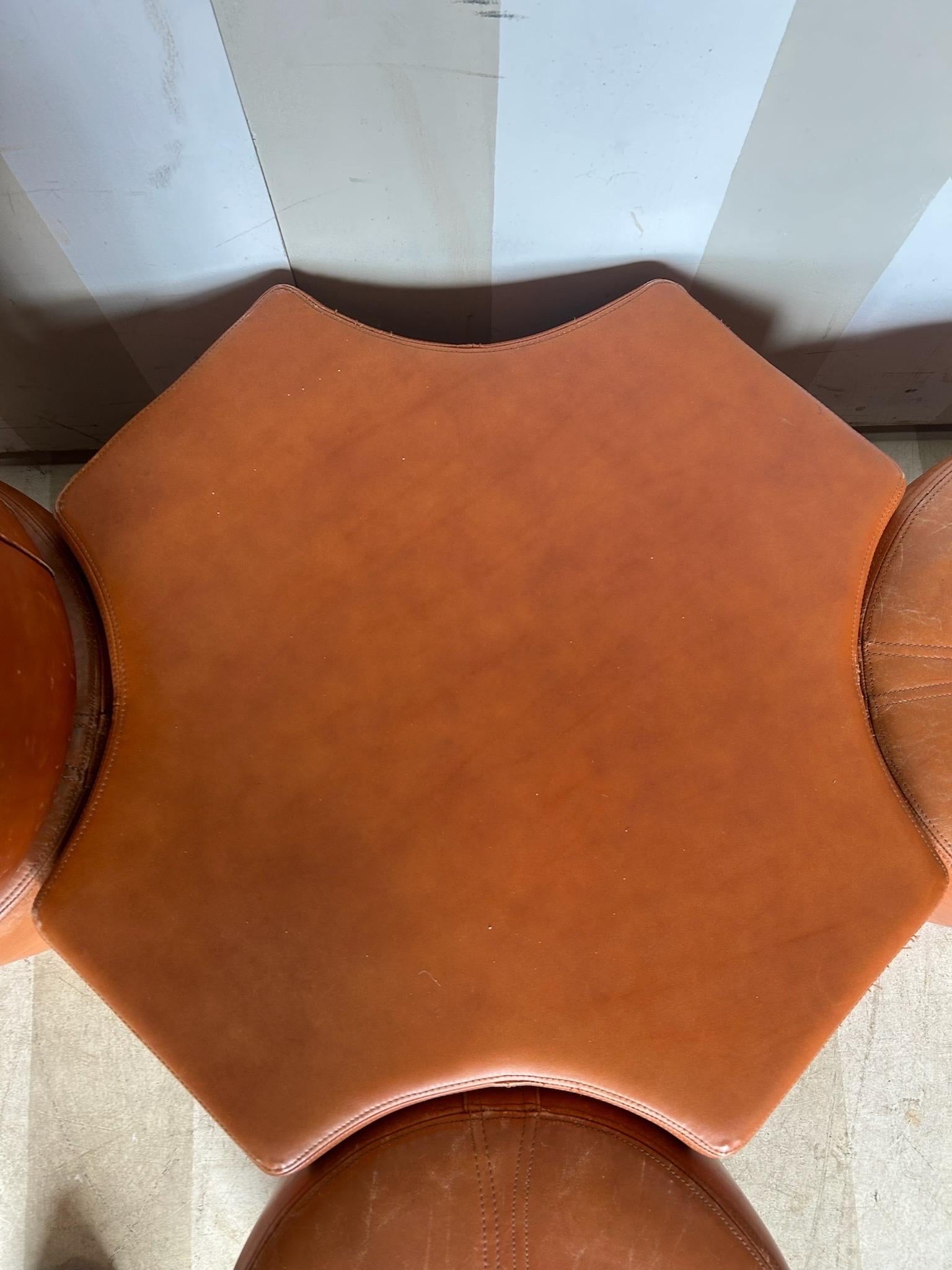 Favoloso set di 5 pouf in pelle attribuito a Pierre Cardin in vendita 2