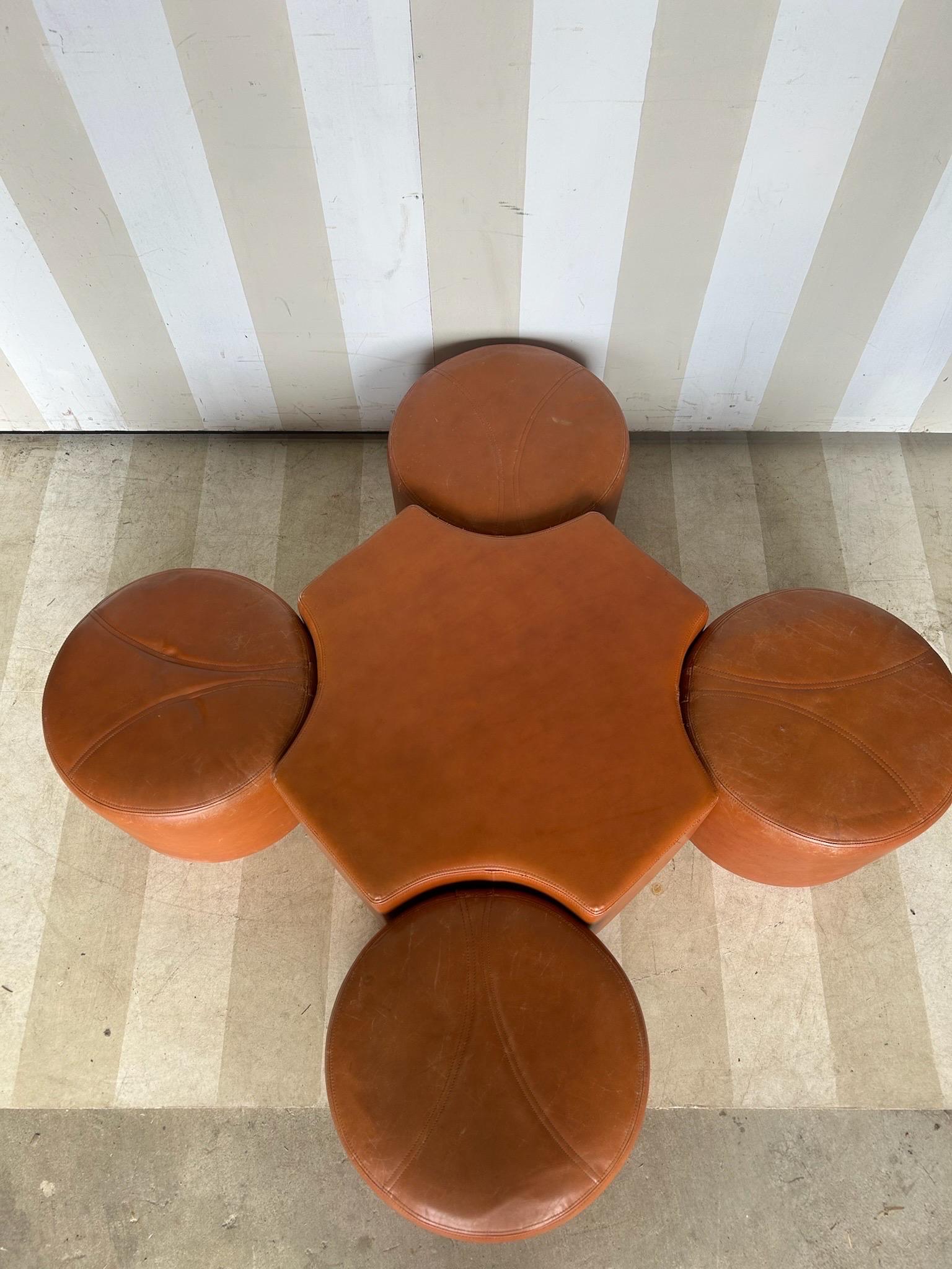 Favoloso set di 5 pouf in pelle attribuito a Pierre Cardin in vendita 3