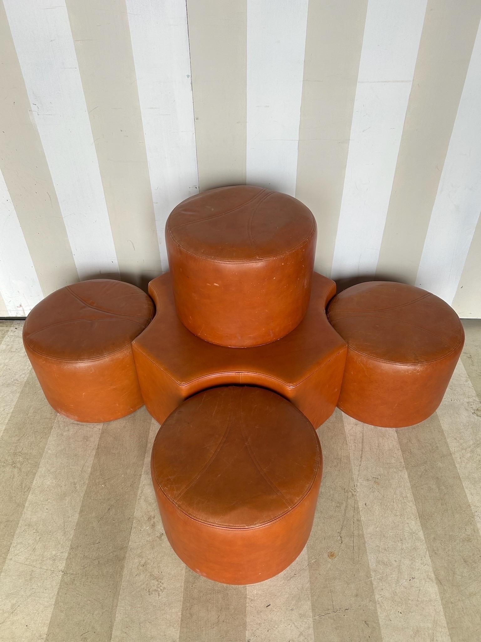 Favoloso set di 5 pouf in pelle attribuito a Pierre Cardin in vendita 4
