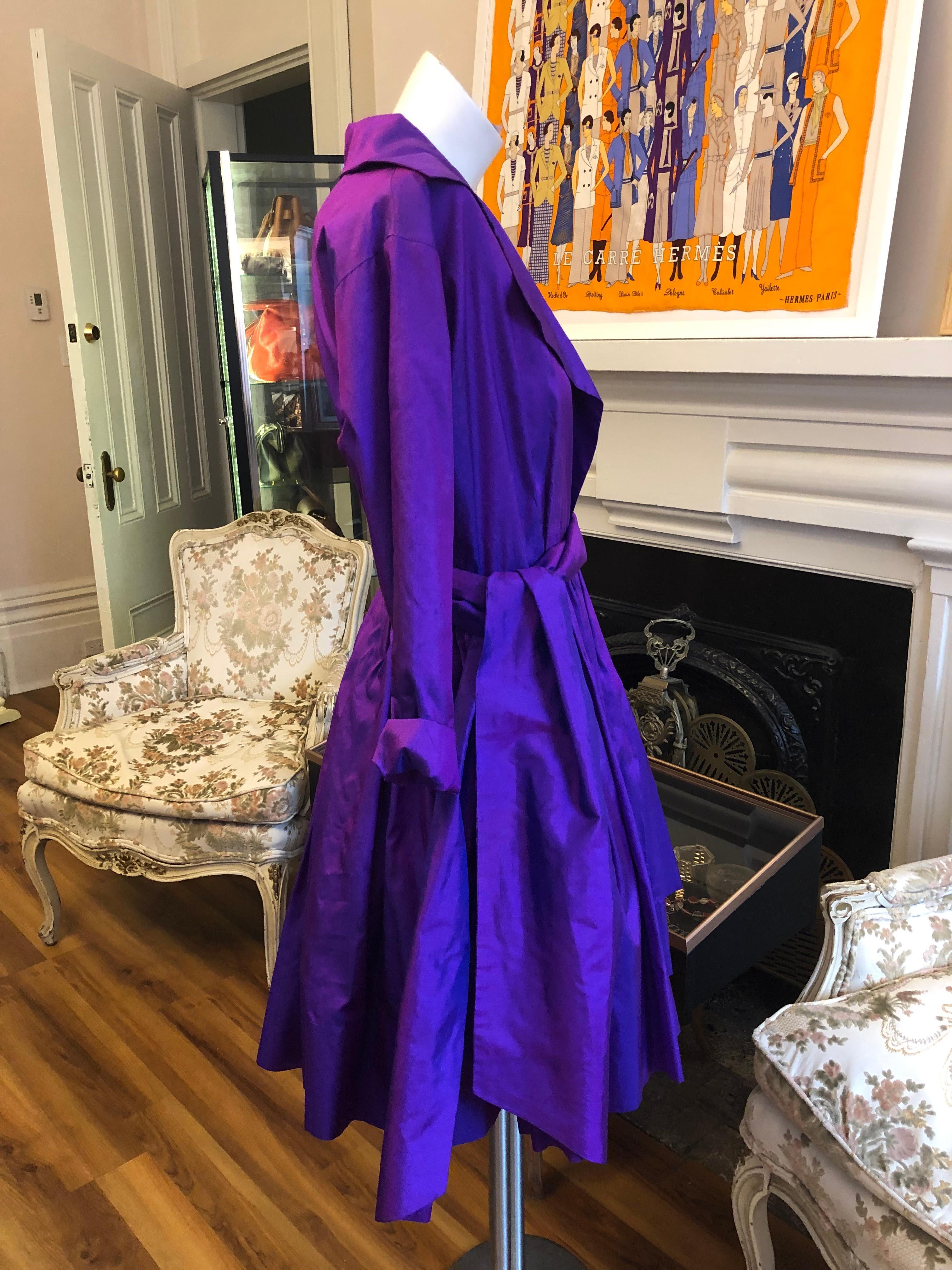 Atemberaubendes Seidenkleid in tiefem Lila von der berühmten Designerin Catherine Regehr aus Vancouver und New York. Das Kleid hat einen gekerbten Kragen:: der auf- und abwärts getragen werden kann:: einen breiten Gürtel:: einen Einknopfverschluss