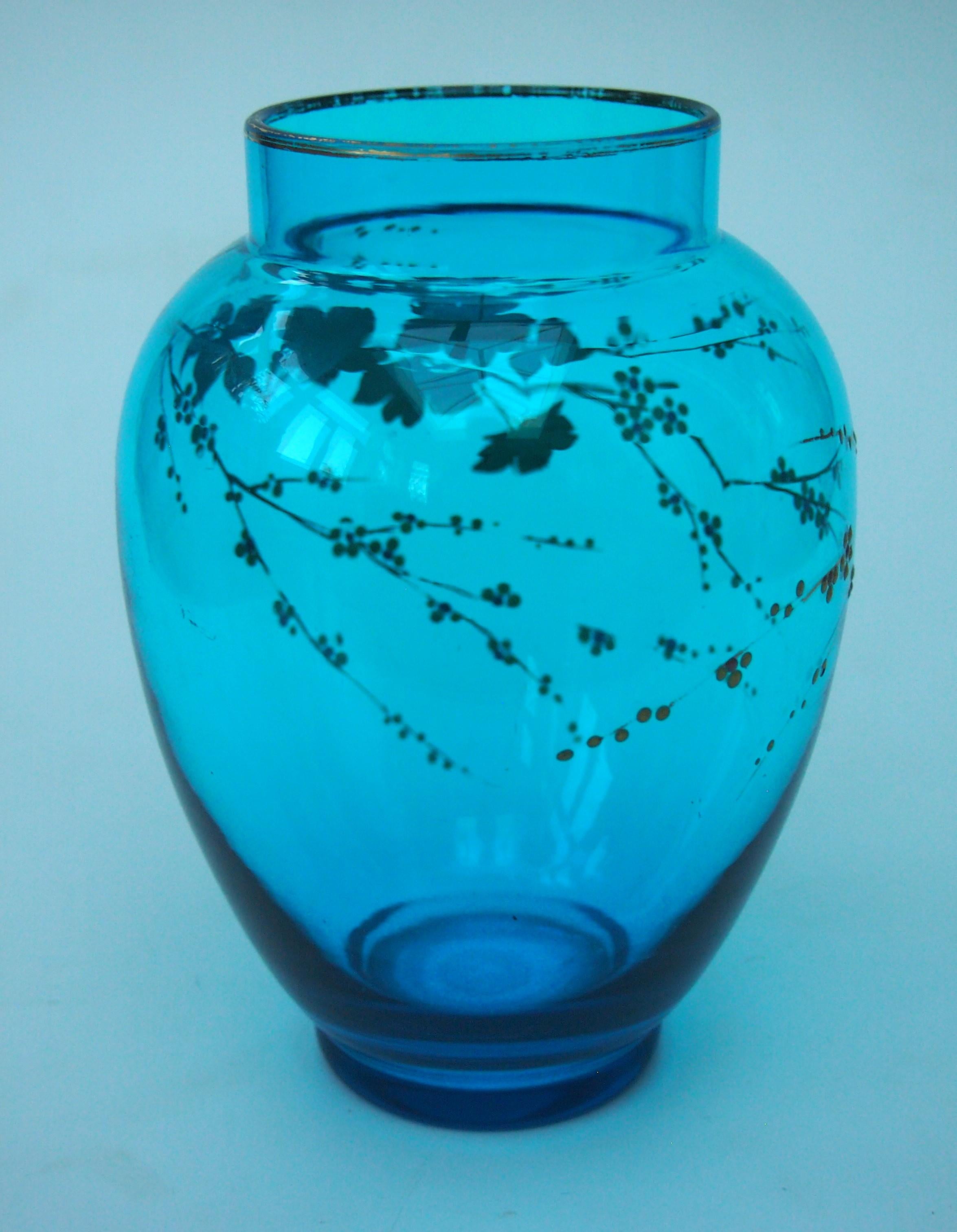 Fabelhafte Aesthetic Movement Blau Baccarat Kristallglas Prunus vergoldete Vase c1890 (Ästhetizismus) im Angebot
