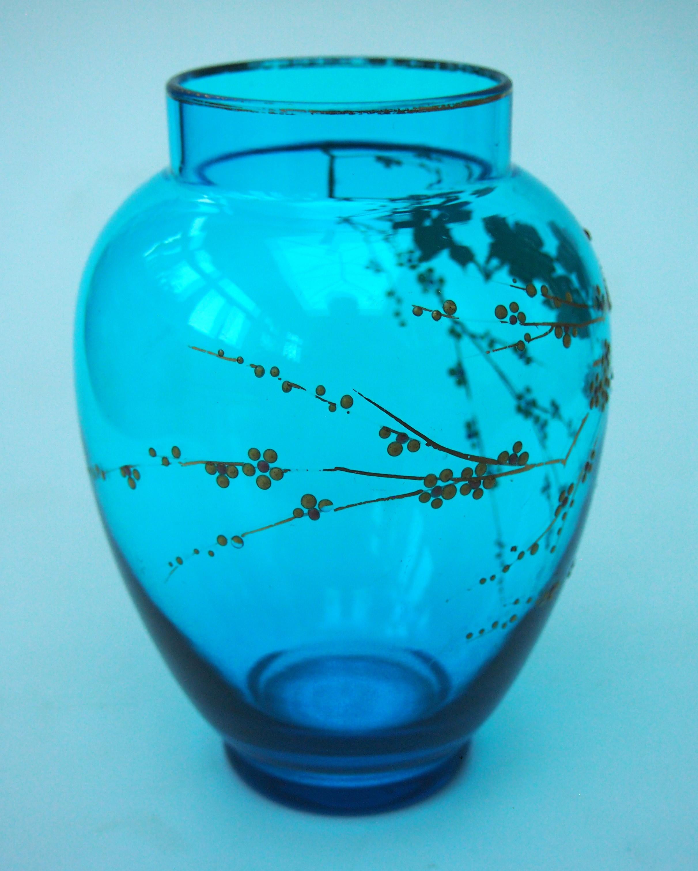Fabelhafte Aesthetic Movement Blau Baccarat Kristallglas Prunus vergoldete Vase c1890 (Französisch) im Angebot
