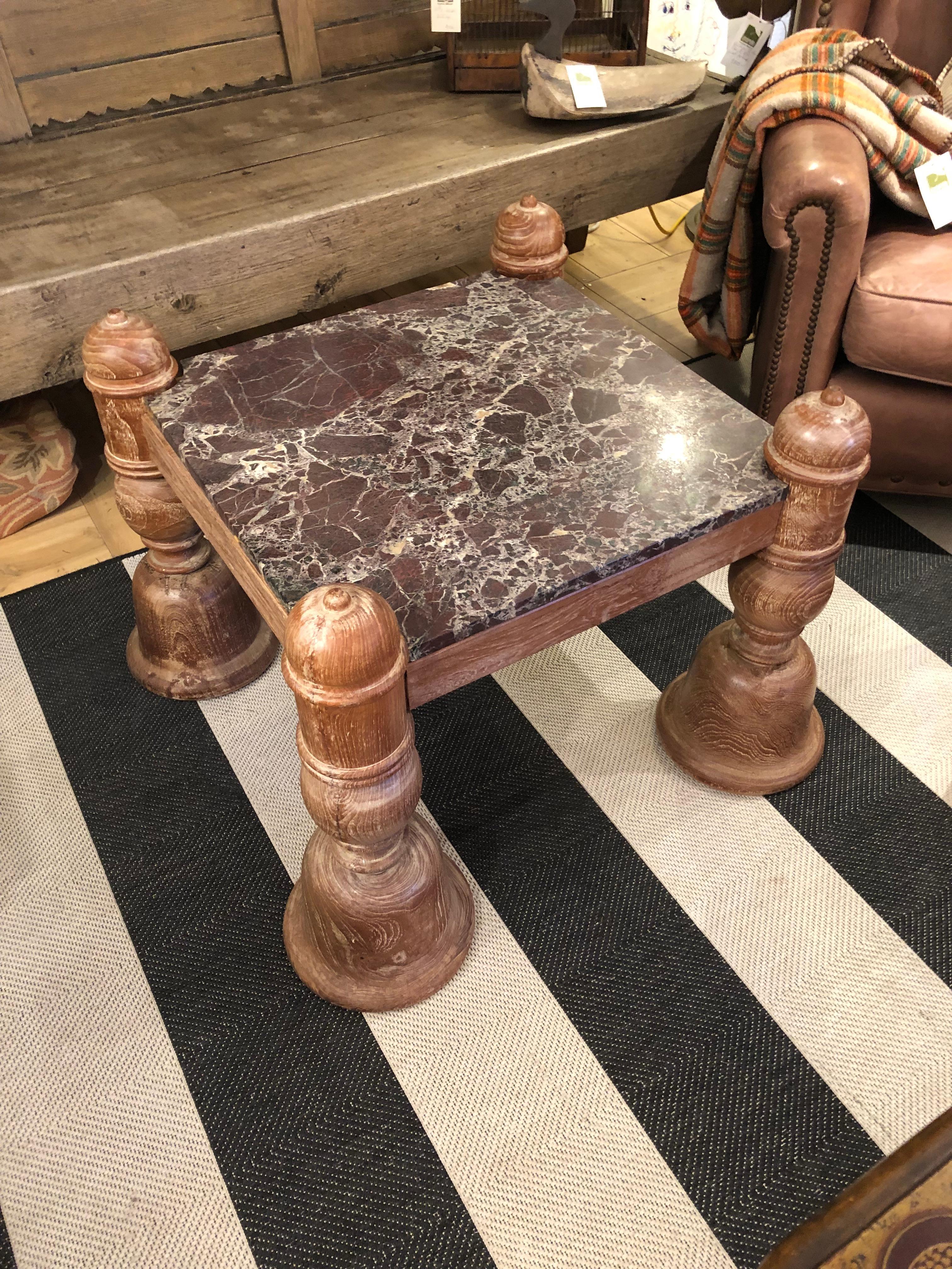 Fabuleuse table basse carrée anglo-indienne sculptée en bois et plateau en marbre en vente 2