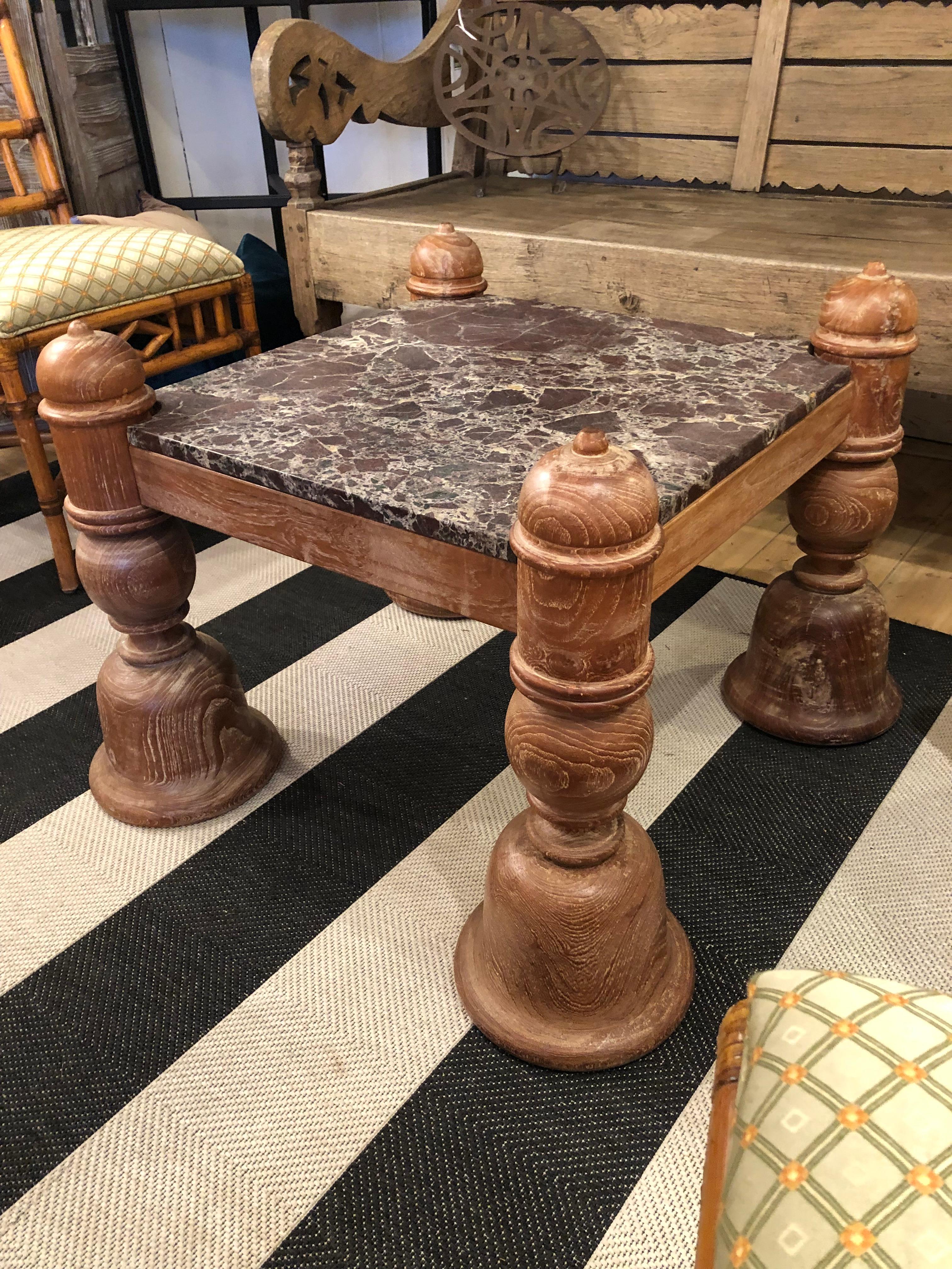 Fabuleuse table basse carrée anglo-indienne sculptée en bois et plateau en marbre Bon état - En vente à Hopewell, NJ