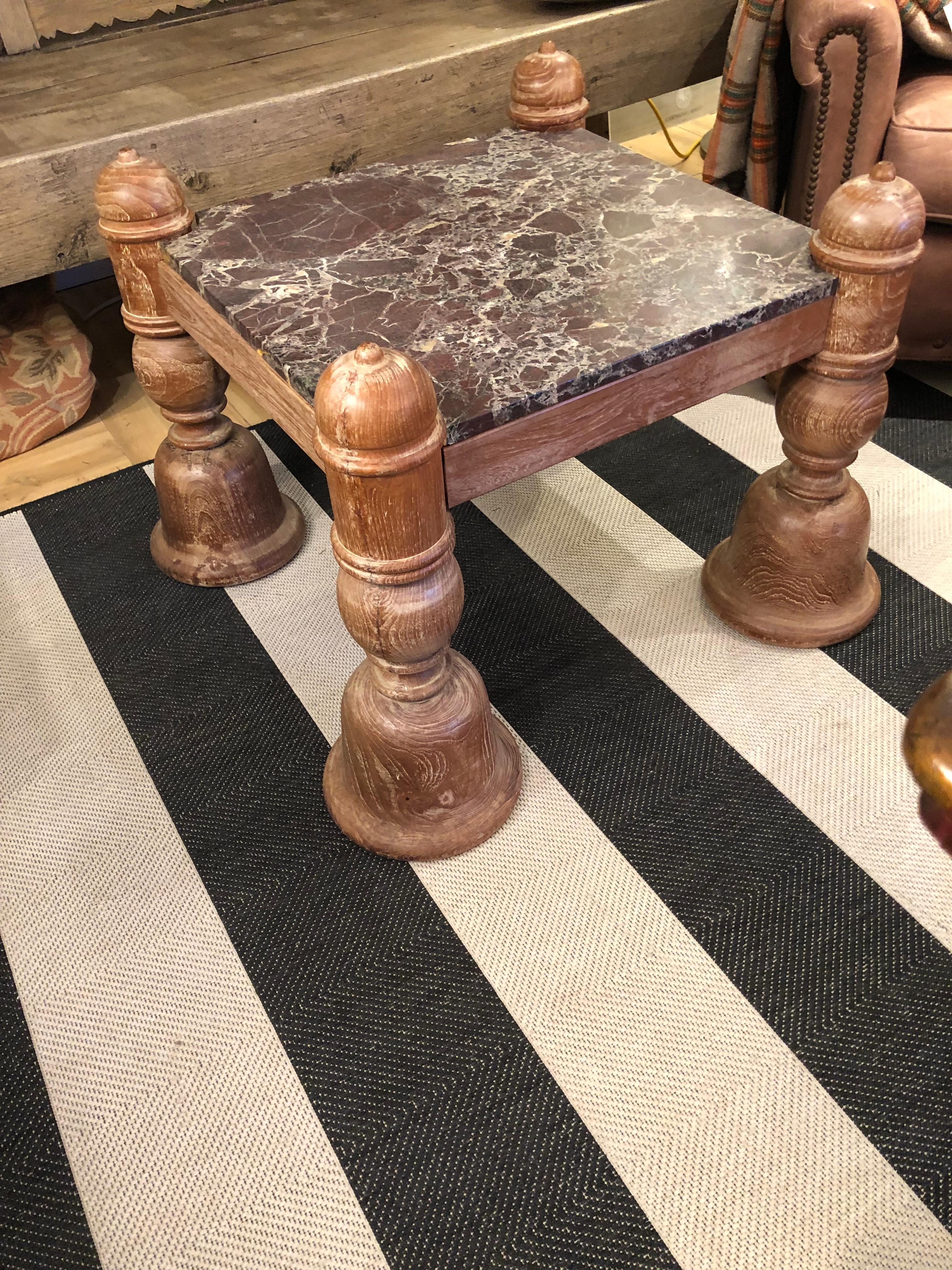 Bois Fabuleuse table basse carrée anglo-indienne sculptée en bois et plateau en marbre en vente