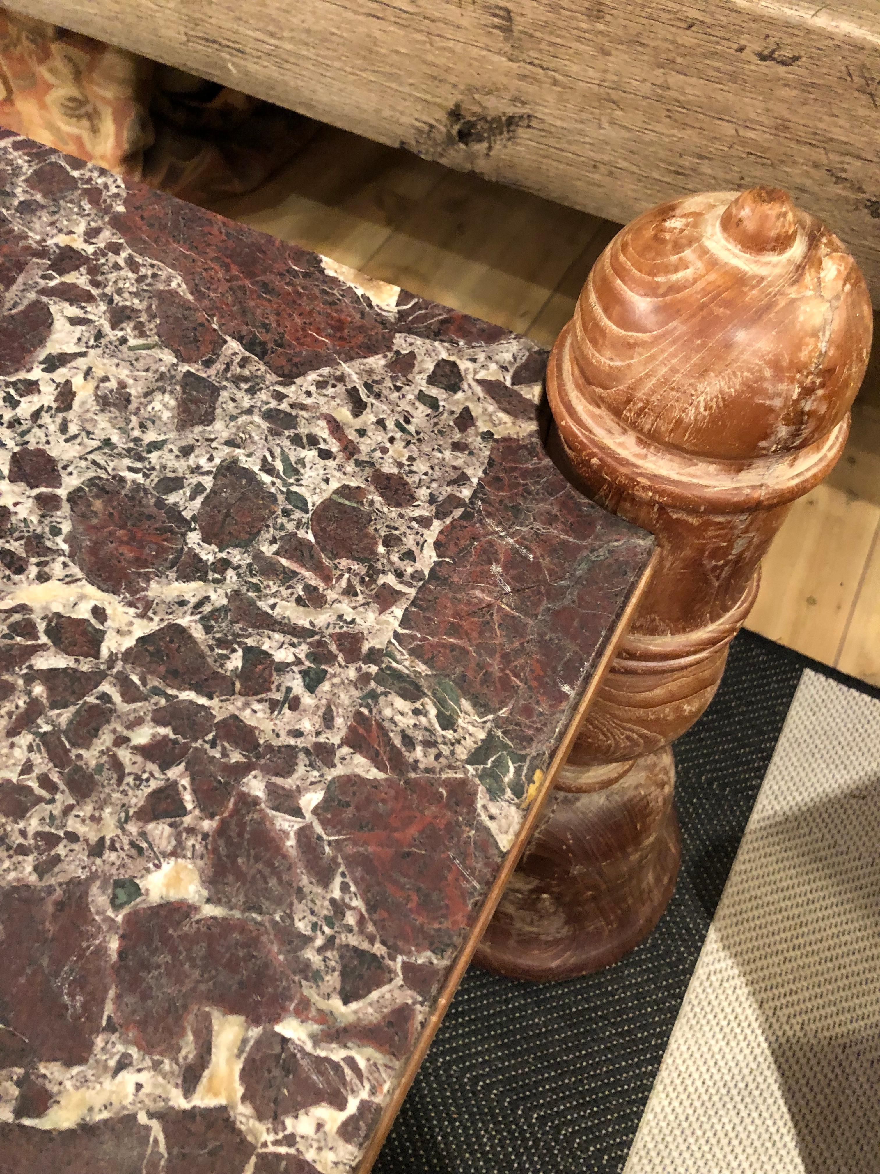 Fabuleuse table basse carrée anglo-indienne sculptée en bois et plateau en marbre en vente 1