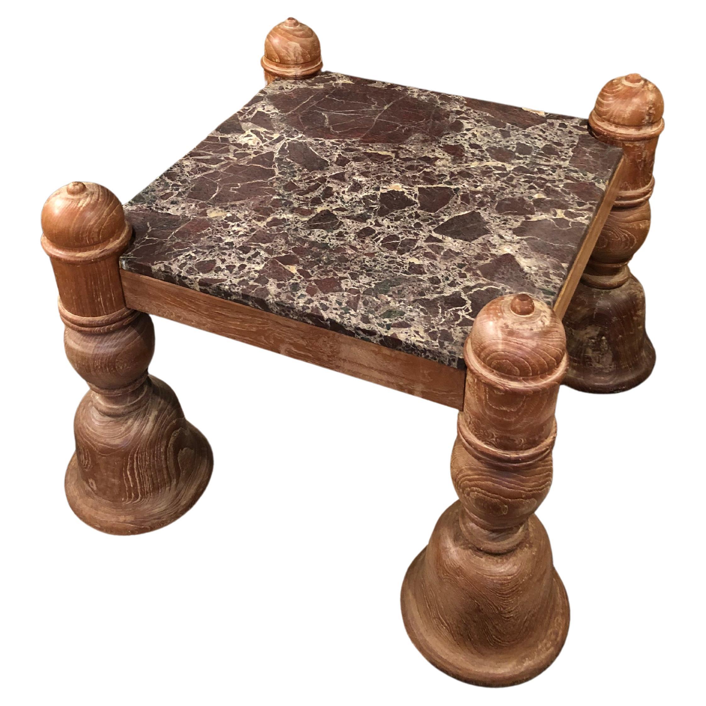 Fabuleuse table basse carrée anglo-indienne sculptée en bois et plateau en marbre en vente