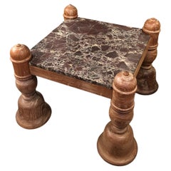 Fabuleuse table basse carrée anglo-indienne sculptée en bois et plateau en marbre