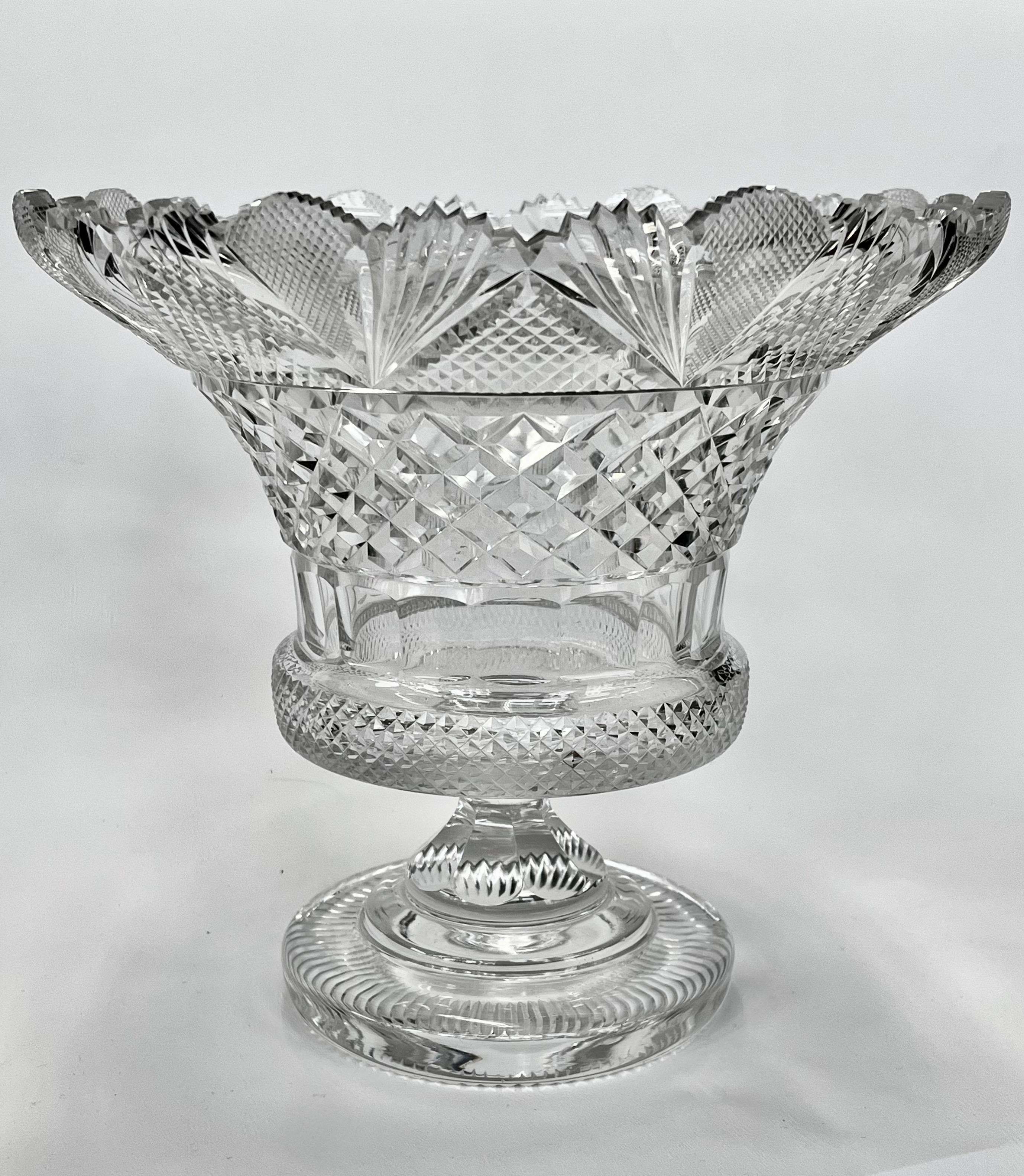 Fabelhafte antike anglo-irische Kompottschale aus handgeschliffenem Kristall im „Waterford-Stil“-Sockel (Georgian) im Angebot