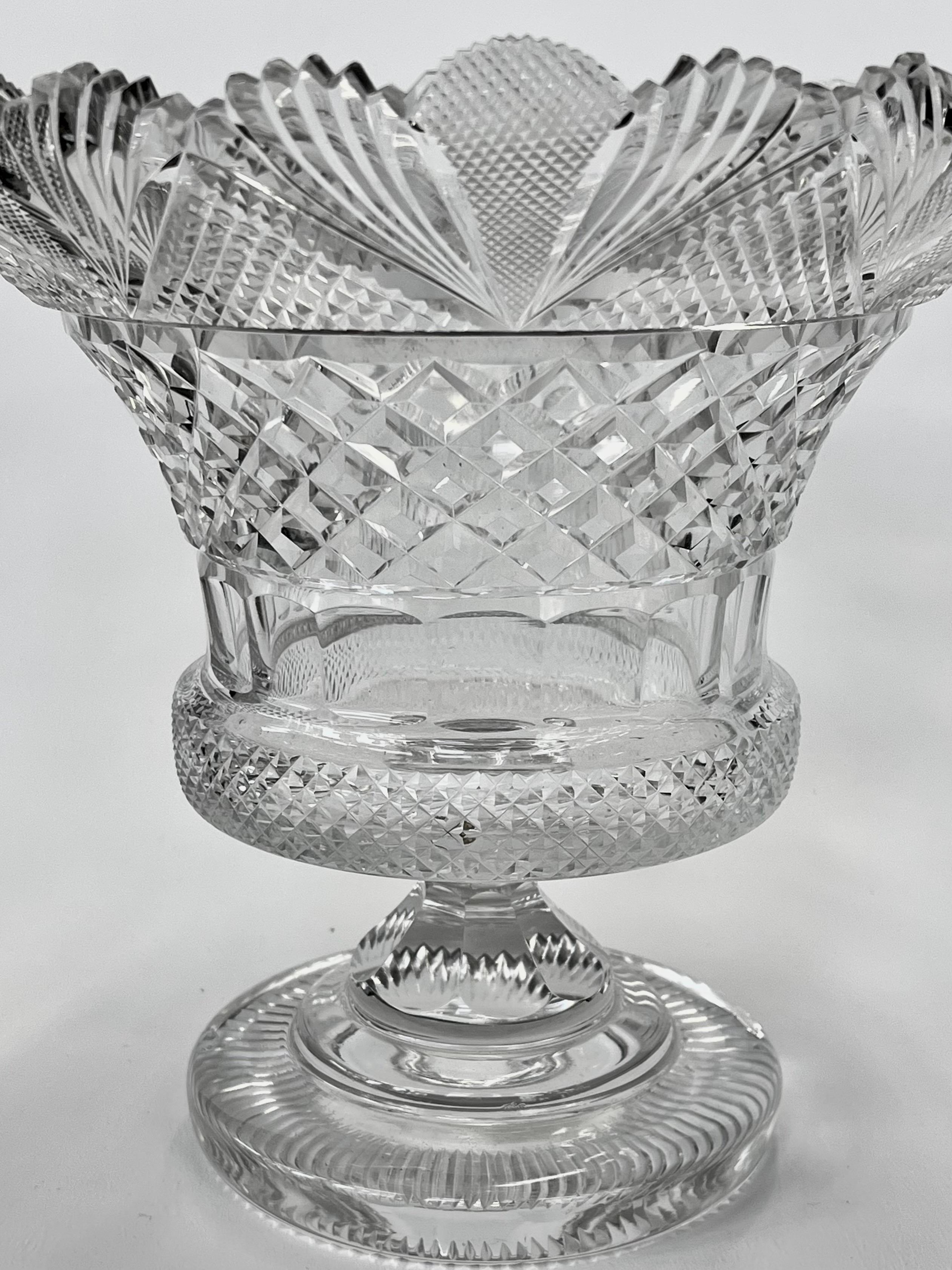 Fabelhafte antike anglo-irische Kompottschale aus handgeschliffenem Kristall im „Waterford-Stil“-Sockel (Handgefertigt) im Angebot