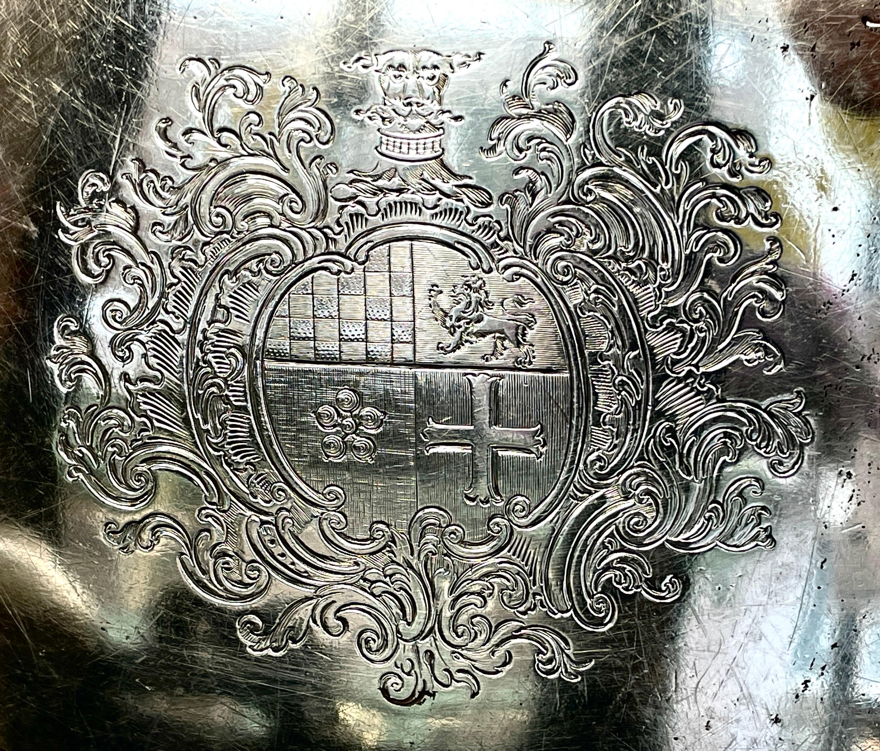 Fabelhafte antike englische frühe Sheffield Plate Wappengravur, graviert, Lg. Tee-Tablett im Zustand „Gut“ im Angebot in Charleston, SC