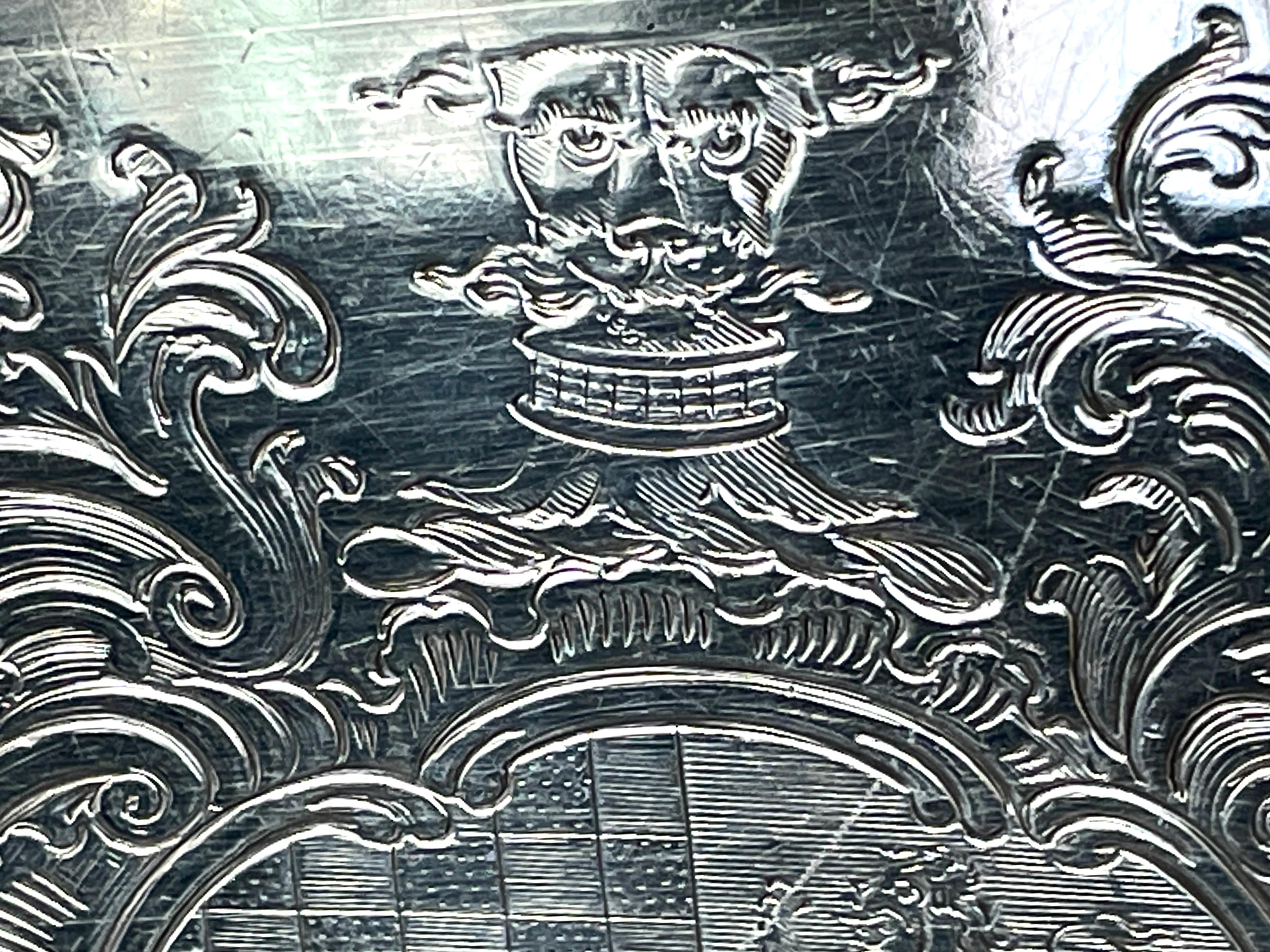 Fabelhafte antike englische frühe Sheffield Plate Wappengravur, graviert, Lg. Tee-Tablett im Angebot 1