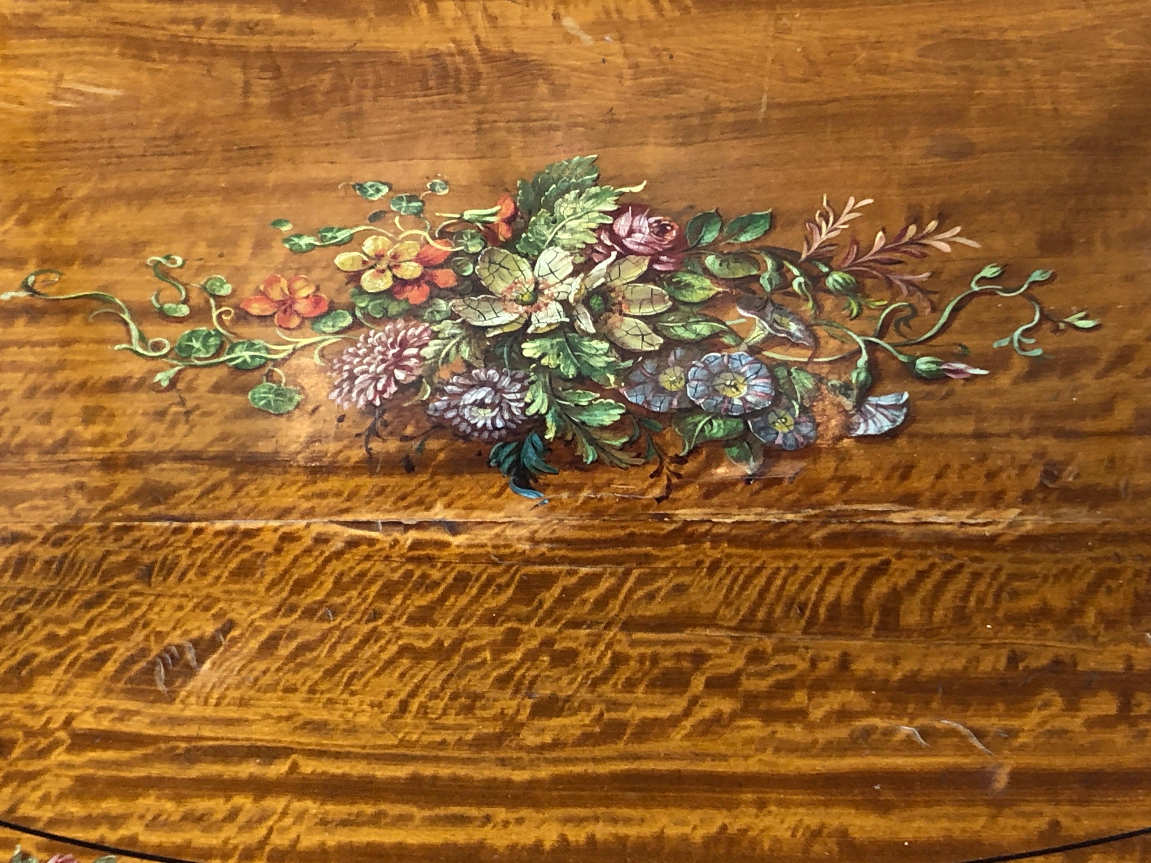 Fabelhafter antiker englischer edwardianischer handbemalter ovaler Tisch aus Seidenholz mit zwei Etagen, Adam (Englisch) im Angebot