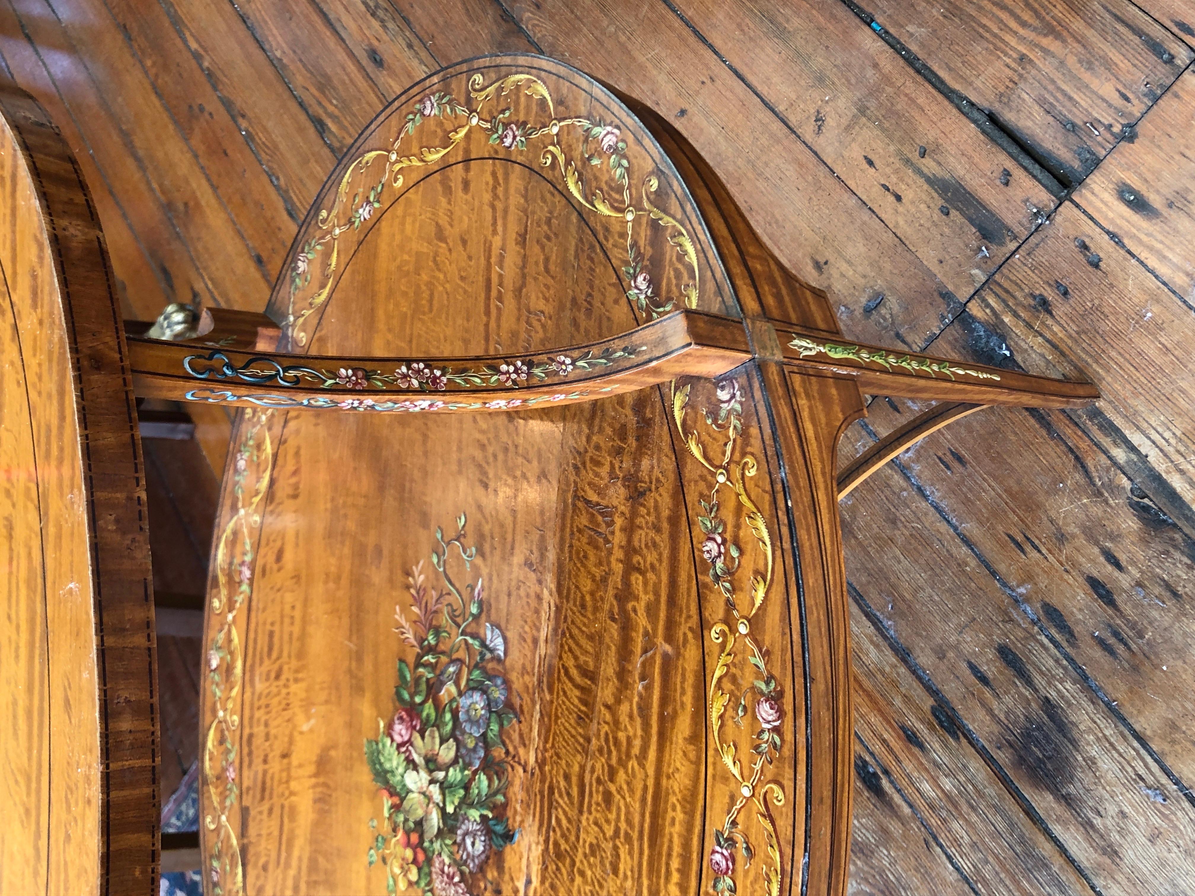 Fabelhafter antiker englischer edwardianischer handbemalter ovaler Tisch aus Seidenholz mit zwei Etagen, Adam (Intarsie) im Angebot