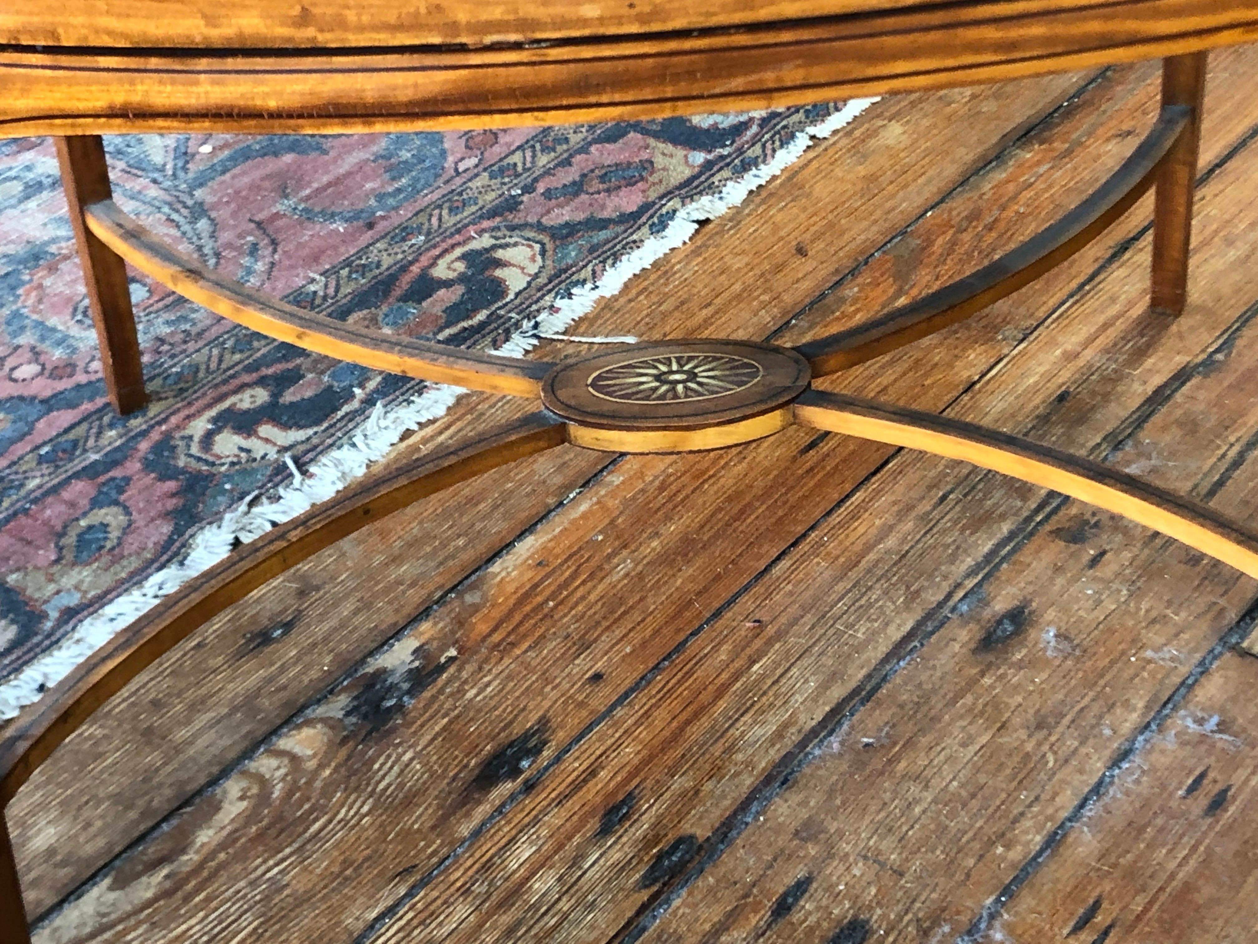 Fabelhafter antiker englischer edwardianischer handbemalter ovaler Tisch aus Seidenholz mit zwei Etagen, Adam im Zustand „Gut“ im Angebot in Charleston, SC