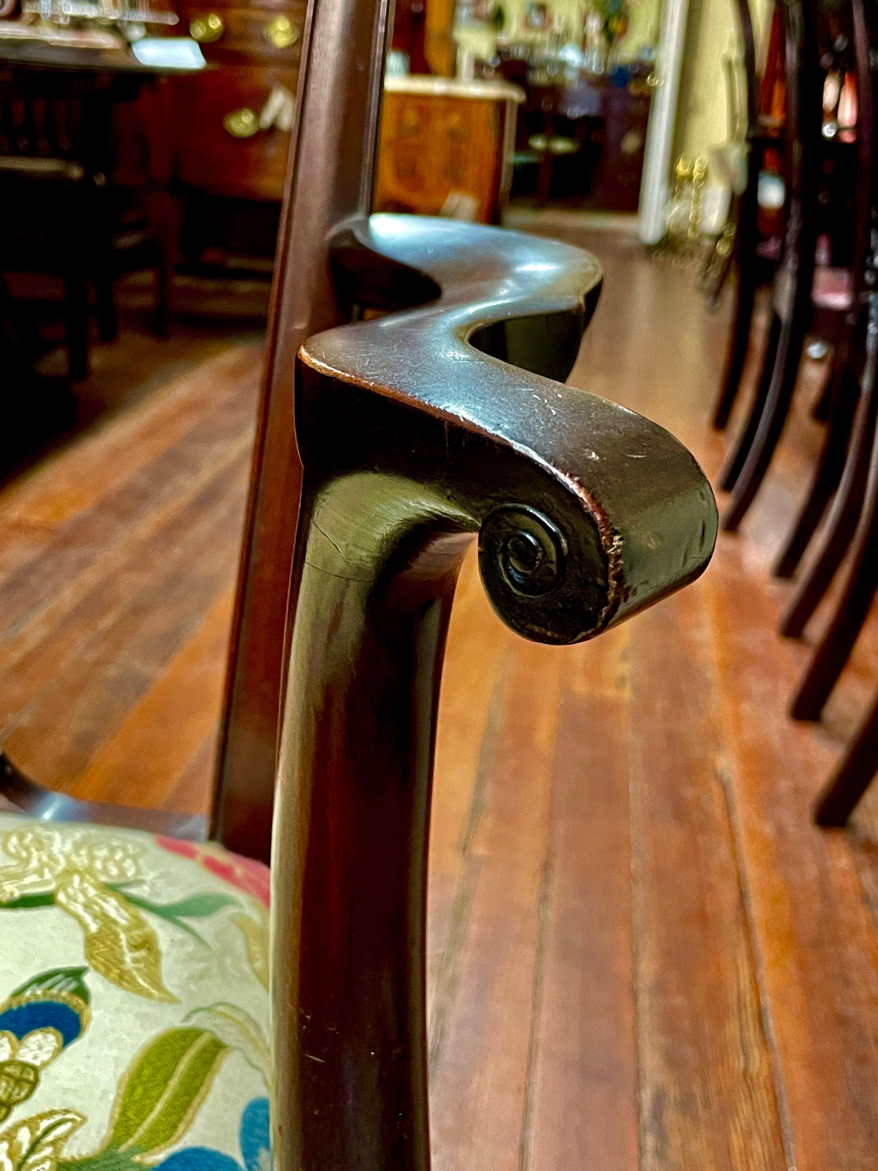 Superbe fauteuil ouvert de style Chippendale en acajou massif anglais anciennement sculpté à la main, avec un extraordinaire dossier sculpté et percé à la main.  Veuillez noter le motif de l'arc néoclassique ou 