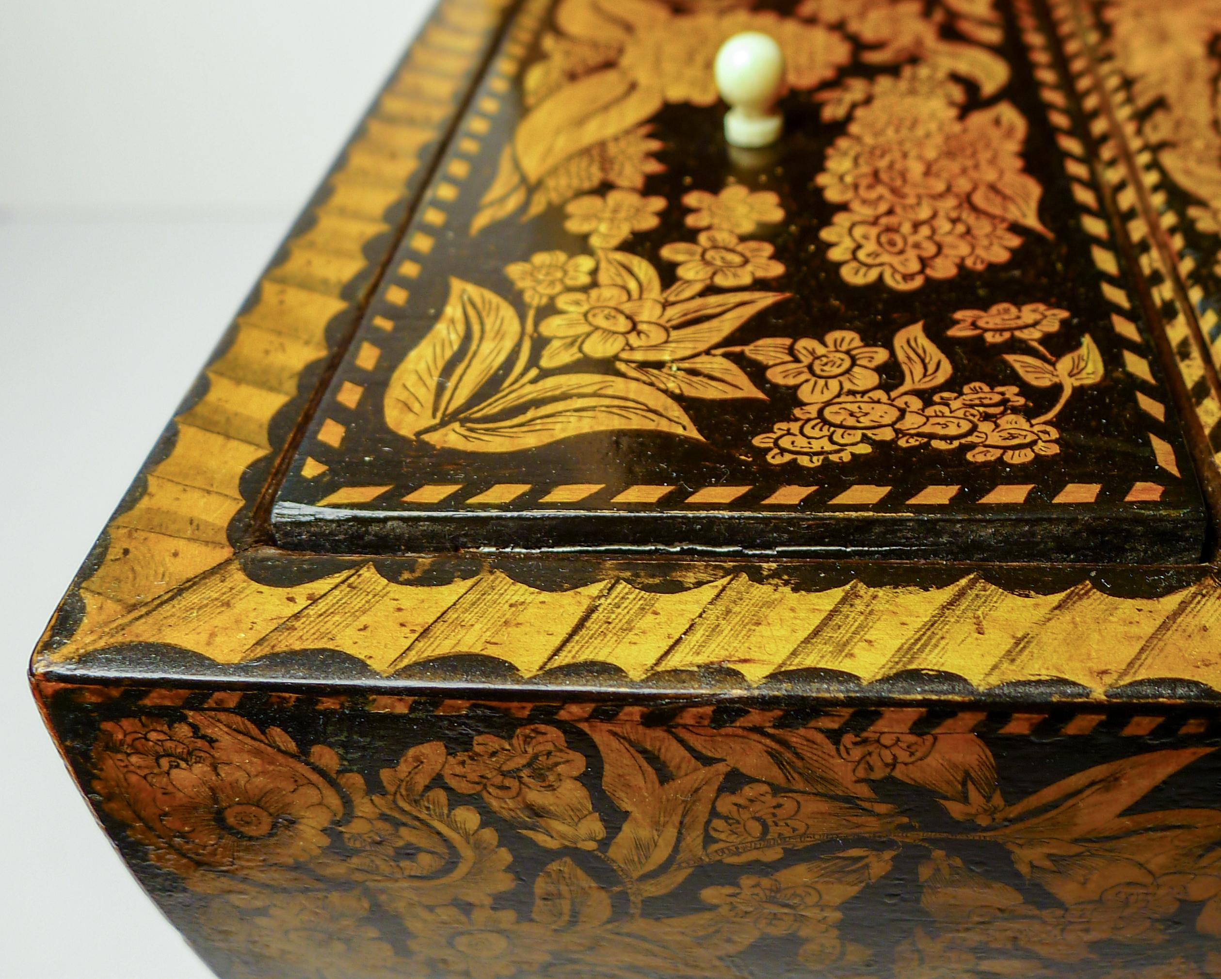 Un exemple tout simplement magnifique et grandiose d'une boîte à thé en plume de style Régence datant de 1820.

Le caddy repose sur ses grands pieds de pattes de lion en bronze doré d'origine et les côtés conservent les poignées d'anneau