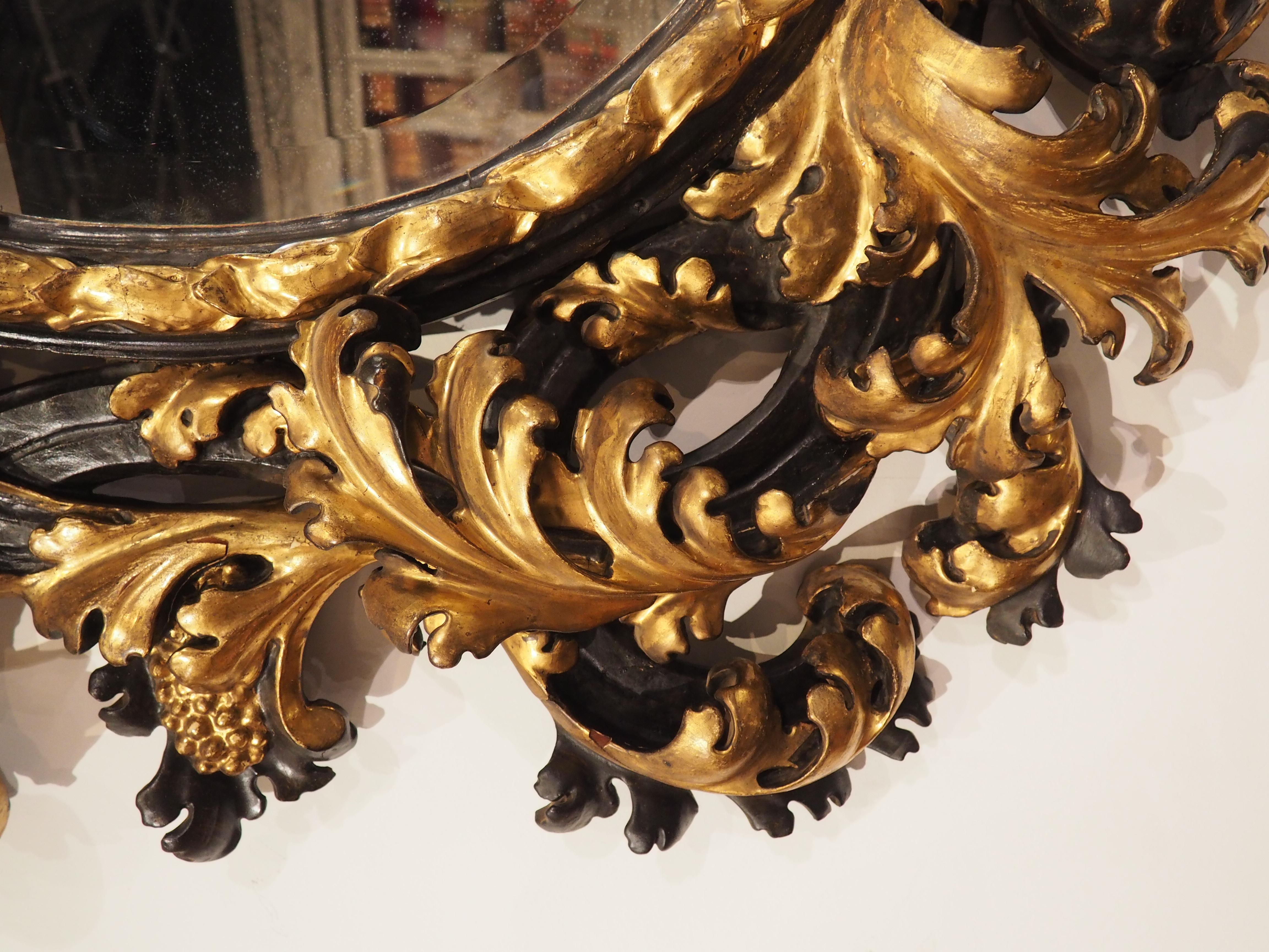 Sculpté à la main Fabuleux Antique Florentine Wall Mirror noir et or, Circa 1850 en vente