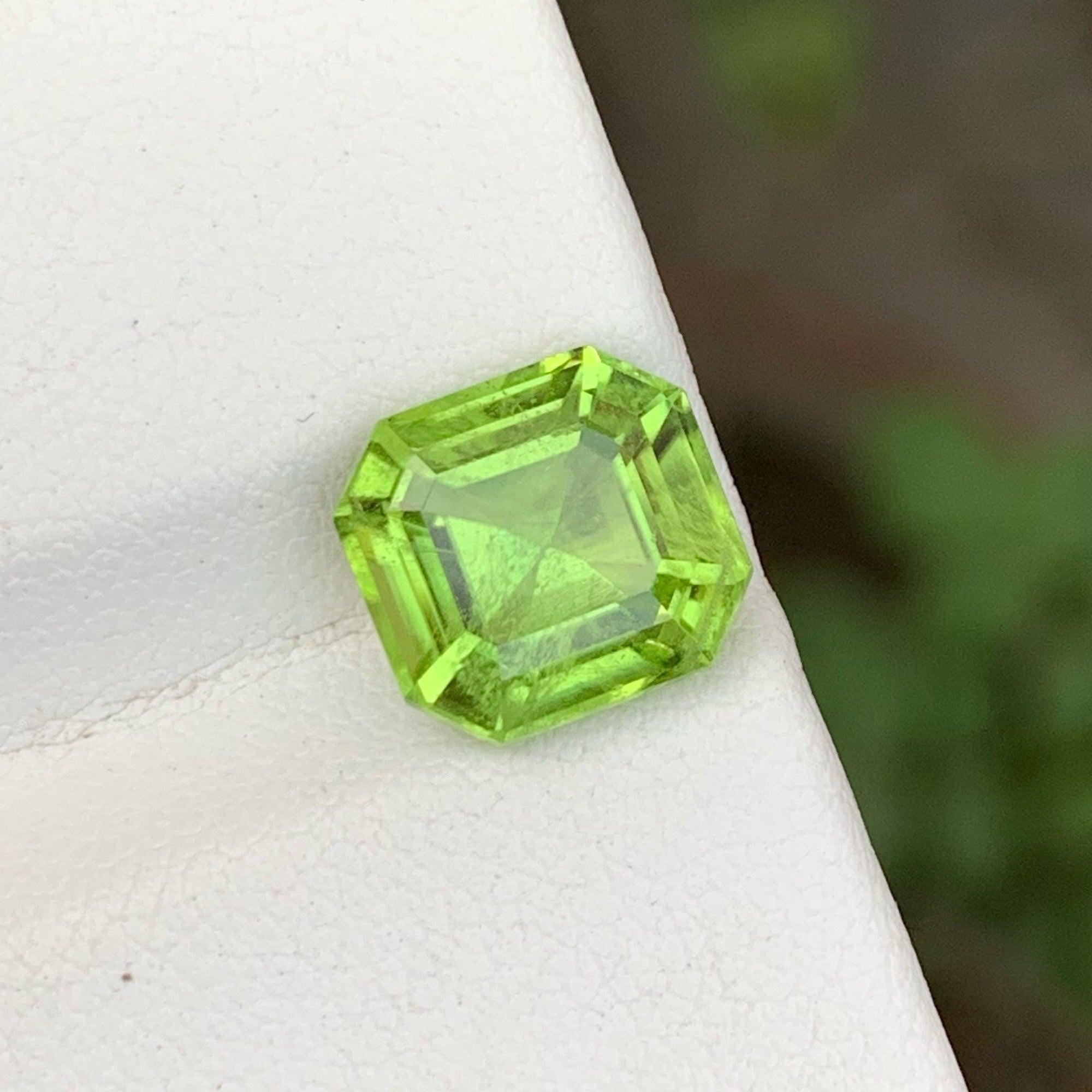 Taille Asscher Fabuleux péridot vert pomme non serti de 4,05 carats, pierre précieuse pour bague joaillerie en vente