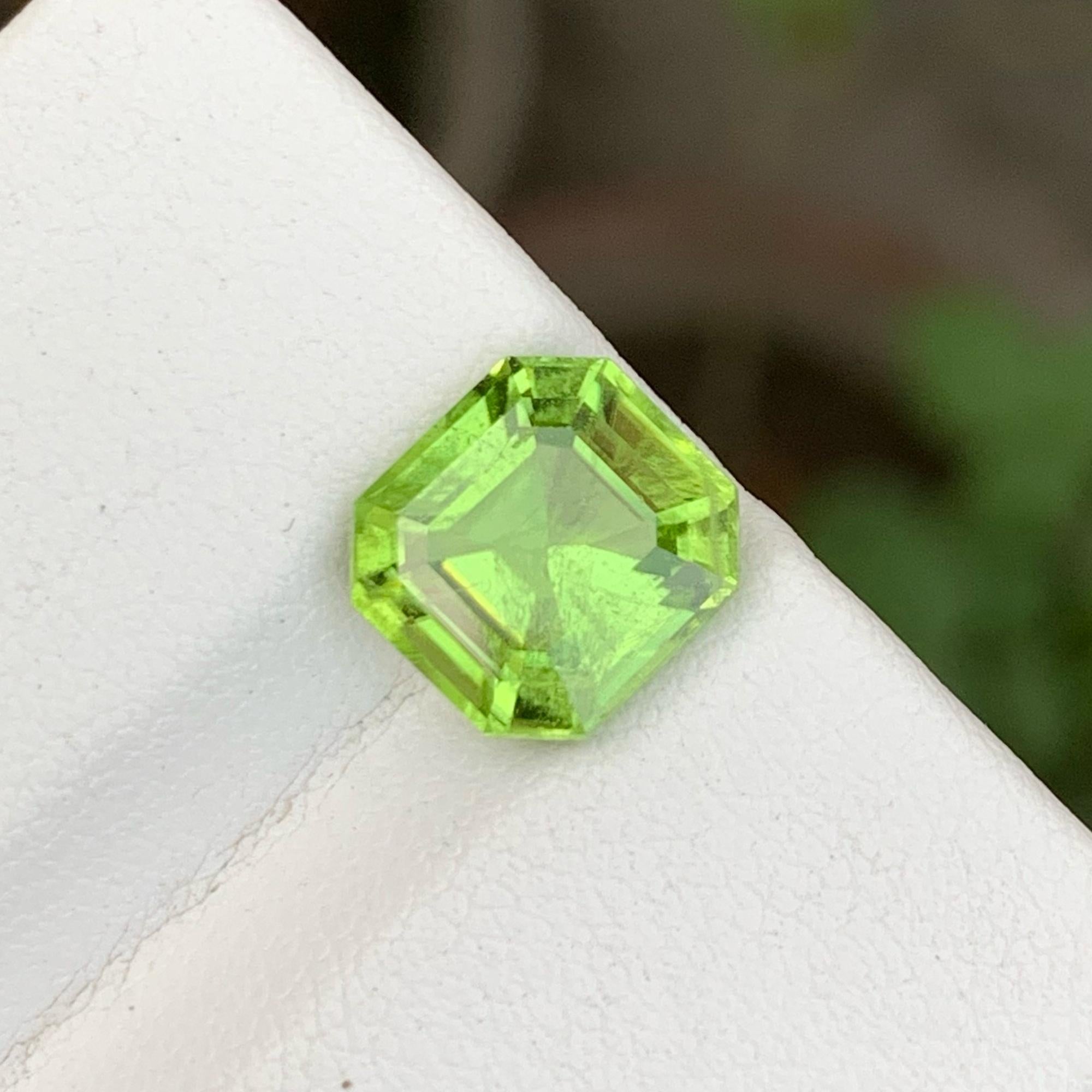 Fabuleux péridot vert pomme non serti de 4,05 carats, pierre précieuse pour bague joaillerie Neuf - En vente à Bangkok, TH
