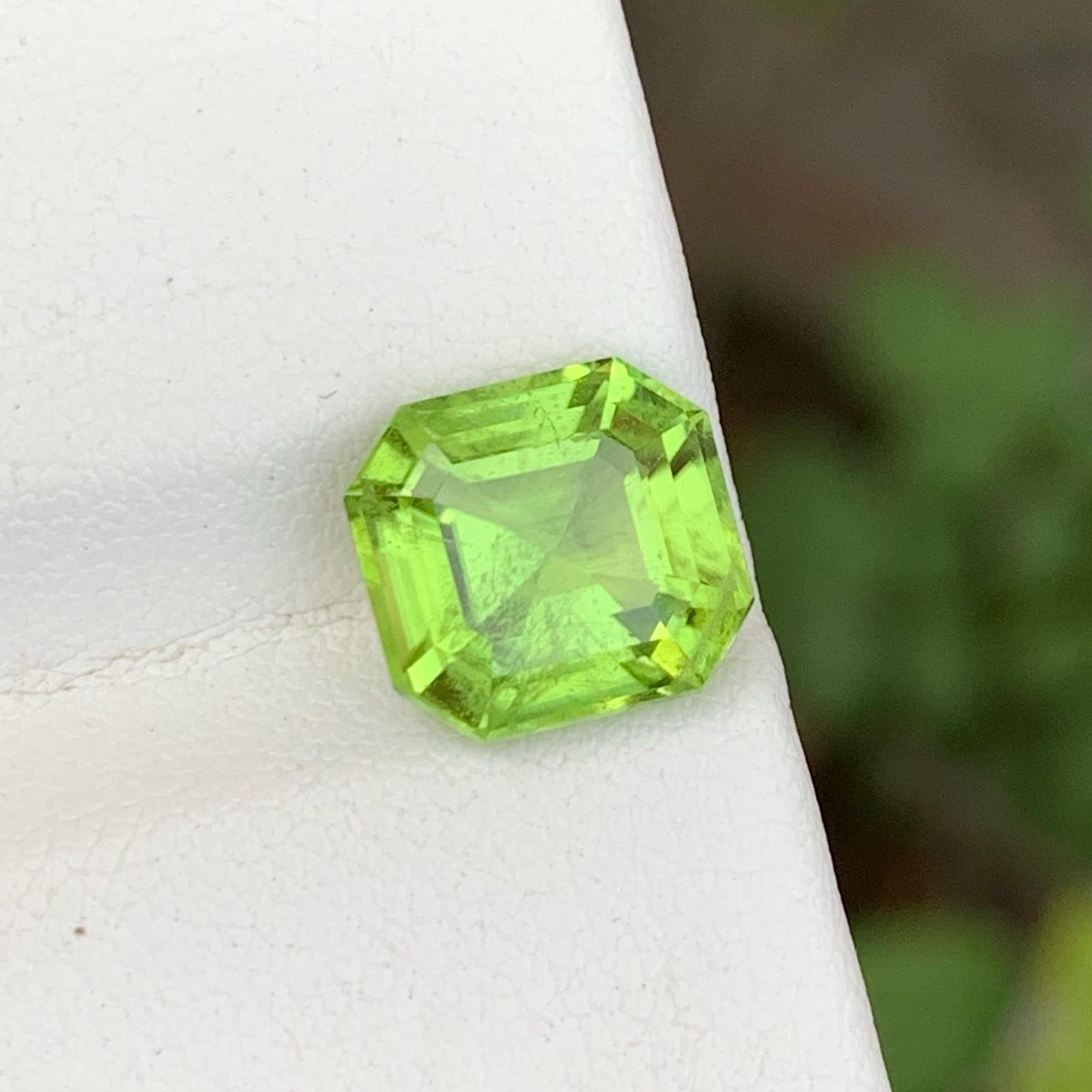 Fabuleux péridot vert pomme non serti de 4,05 carats, pierre précieuse pour bague joaillerie Unisexe en vente