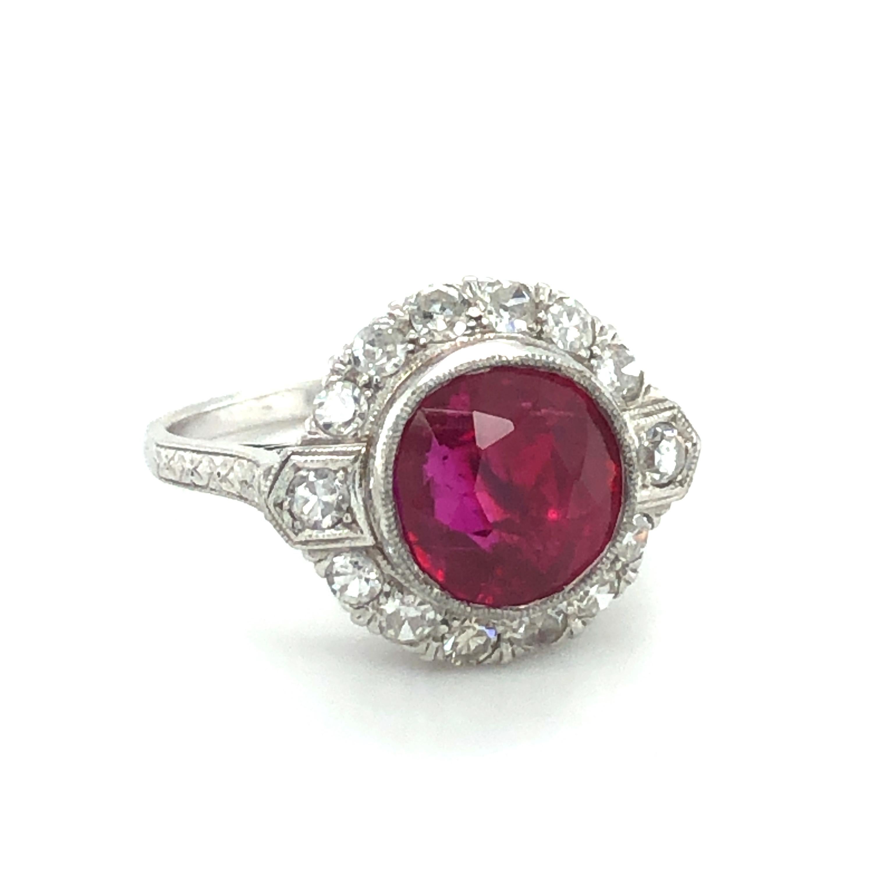 This charming Art Deco ring in platinum 950 features a stunning Burmese ruby. The cushion-shaped, untreated ruby weighs 4.41 carats and shows a beautiful red of incredible luminosity.
The delicate and elegant mounting in platinum is set with 14
