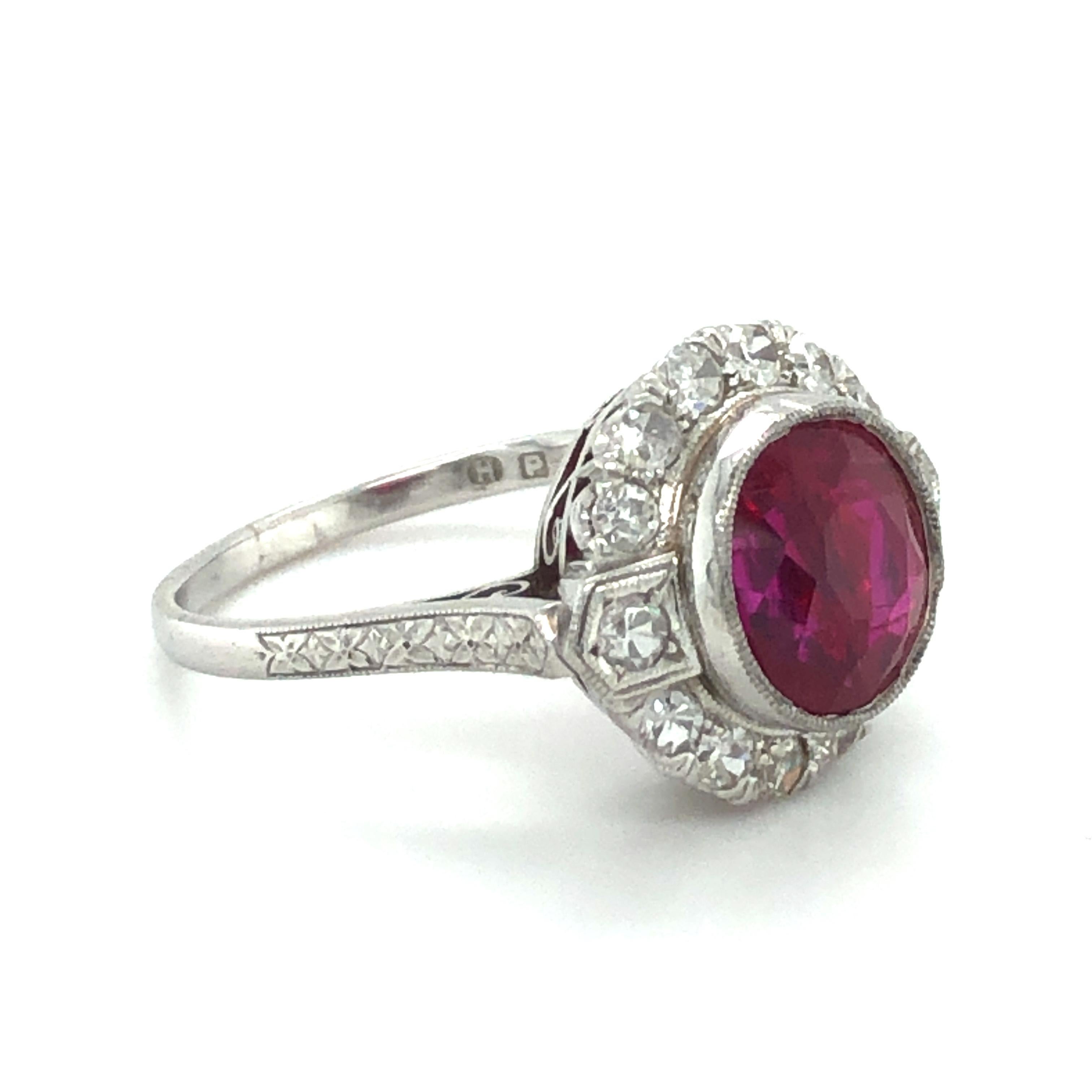 Fabulous Art Deco Ring with Burmese Ruby and Diamonds in Platinum 950 In Good Condition In Lucerne, CH