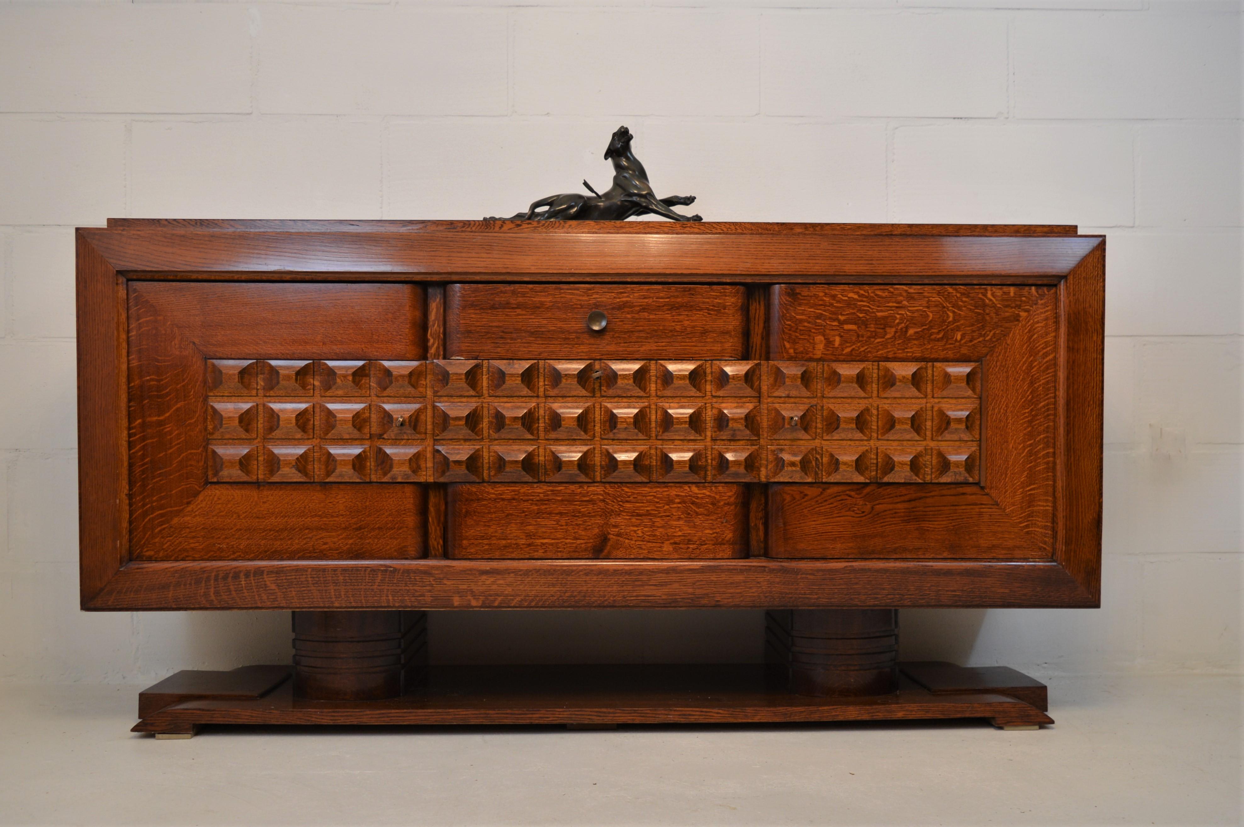 Brutalist sideboard in oak, with interesting panels, by Charles Dudouyt in the 1930s.
Beautiful design, original unrestored condition.